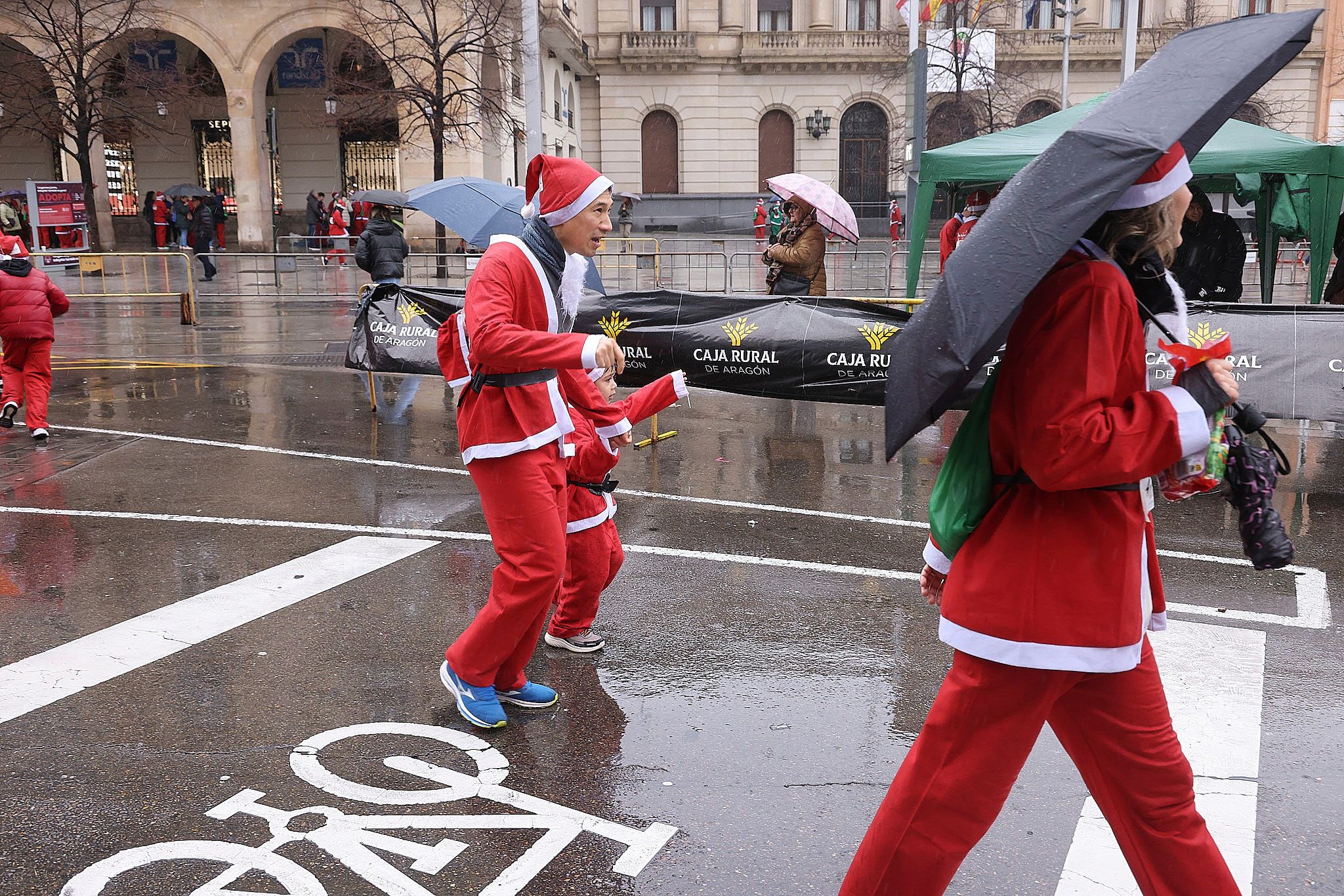 Las mejores fotos de la Carrera de Papá Noel de Zaragoza 2025. Plaza España. 0619
