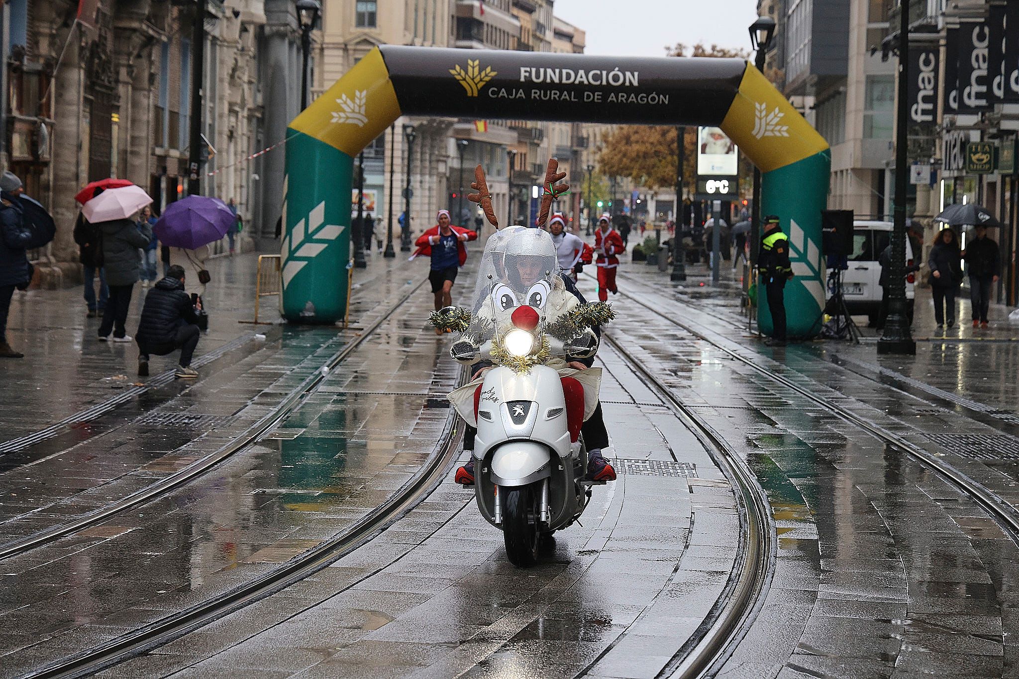 Las mejores fotos de la Carrera de Papá Noel de Zaragoza 2025. Plaza España. 0113