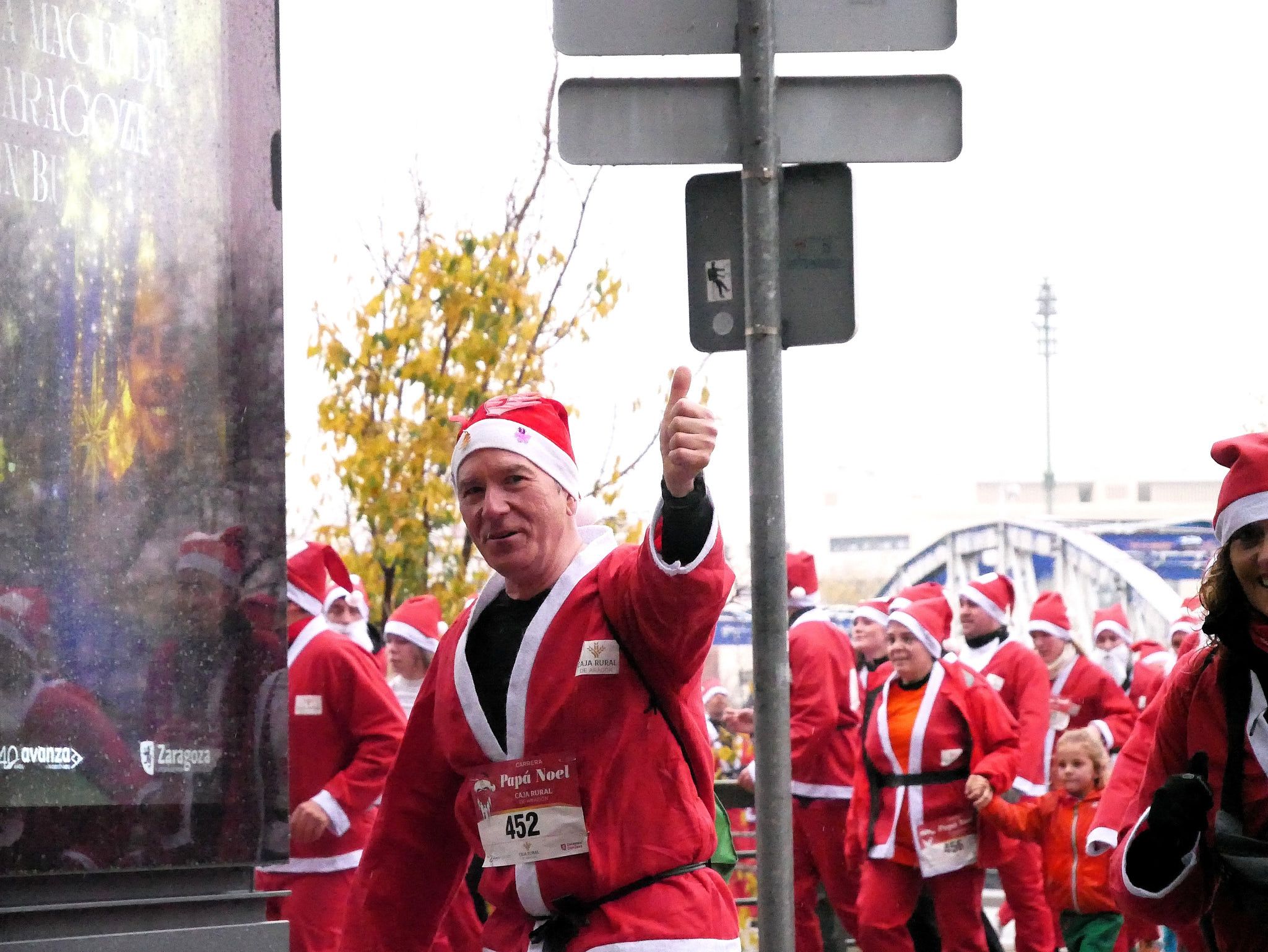 Las mejores fotos de la Carrera de Papá Noel de Zaragoza 2025. Glorieta Sol. (65)