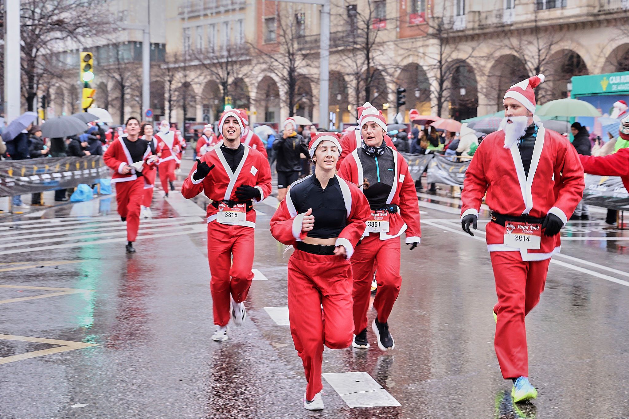 Las mejores fotos de la Carrera de Papá Noel de Zaragoza 2025. Plaza España. 0272
