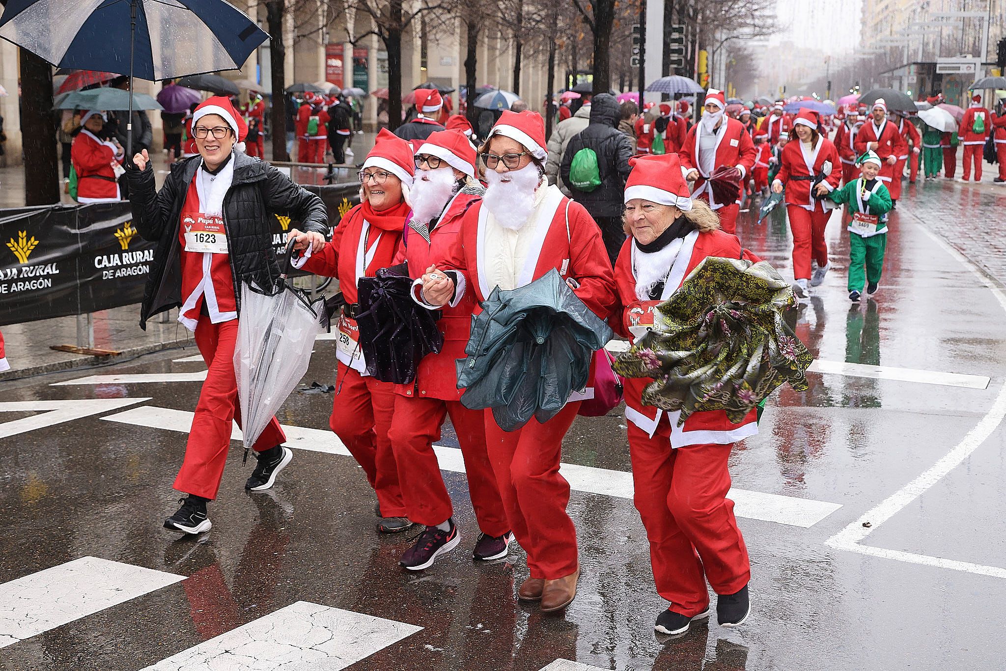 Las mejores fotos de la Carrera de Papá Noel de Zaragoza 2025. Plaza España. 0622