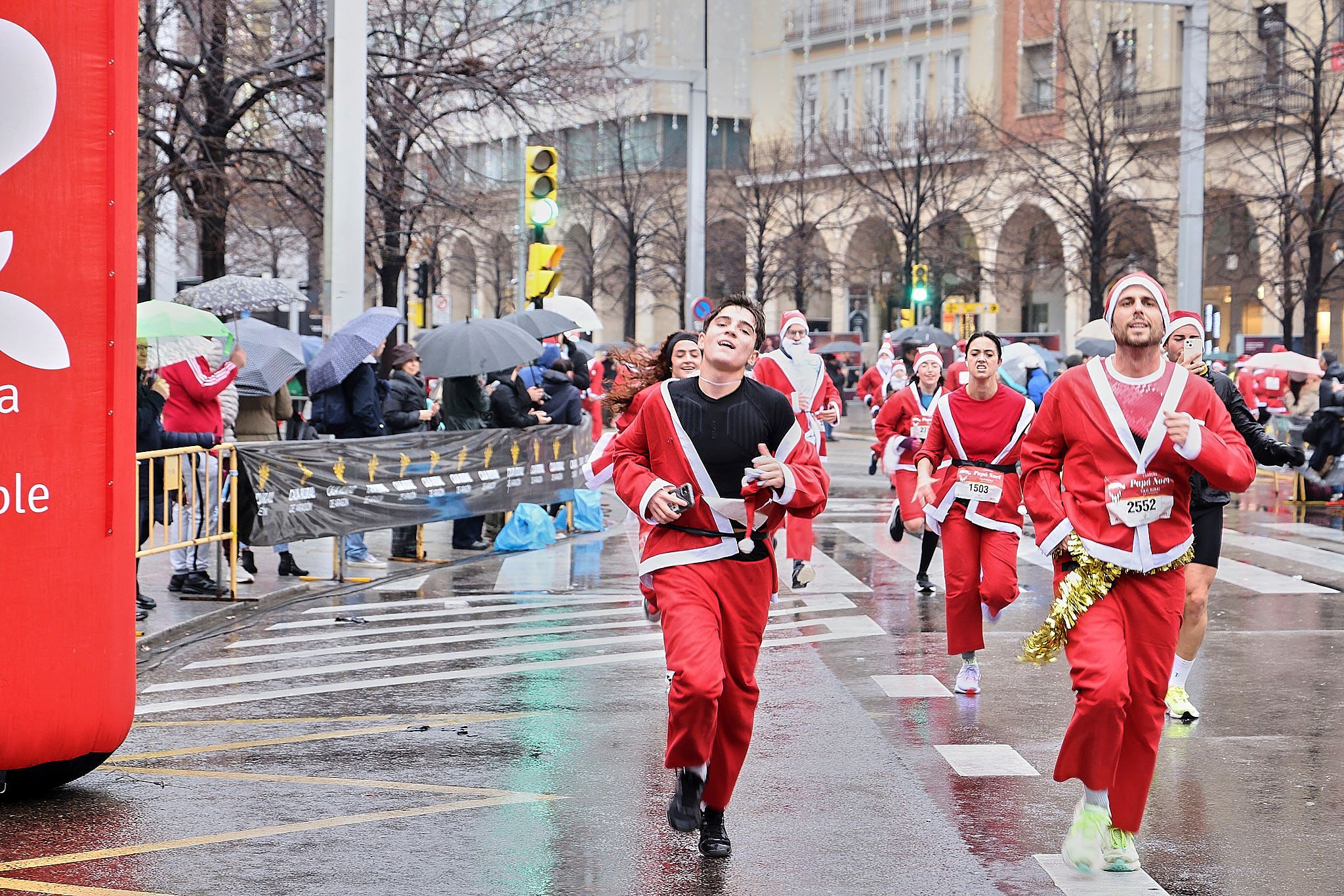 Las mejores fotos de la Carrera de Papá Noel de Zaragoza 2025. Plaza España. 0273