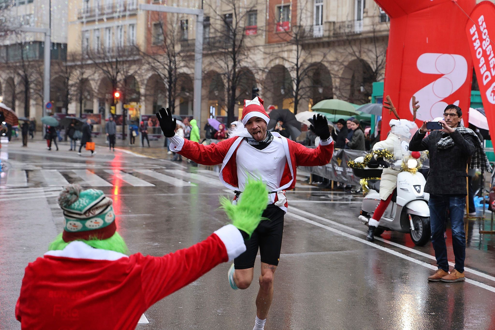 Las mejores fotos de la Carrera de Papá Noel de Zaragoza 2025. Plaza España. 0119