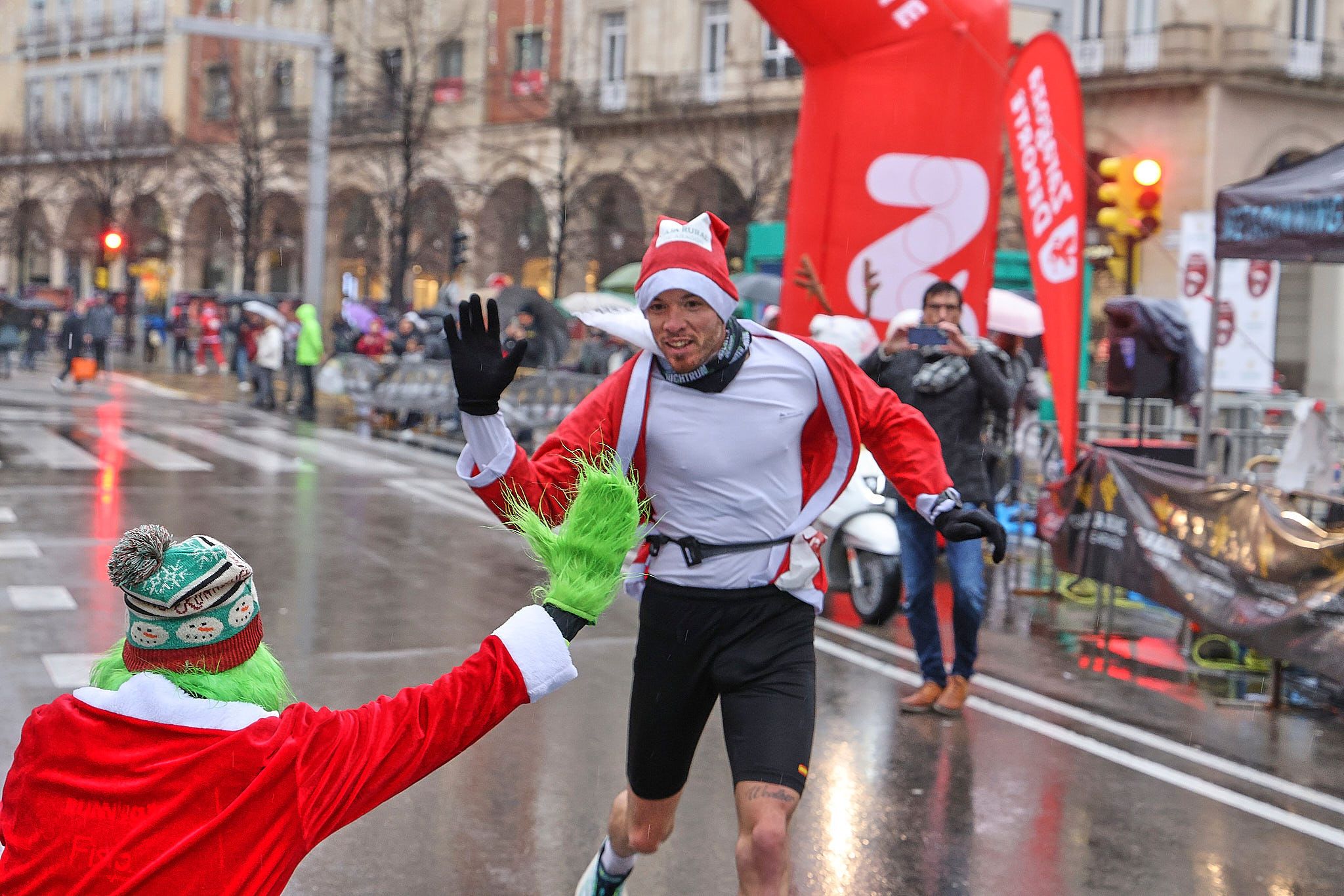 Las mejores fotos de la Carrera de Papá Noel de Zaragoza 2025. Plaza España. 0120