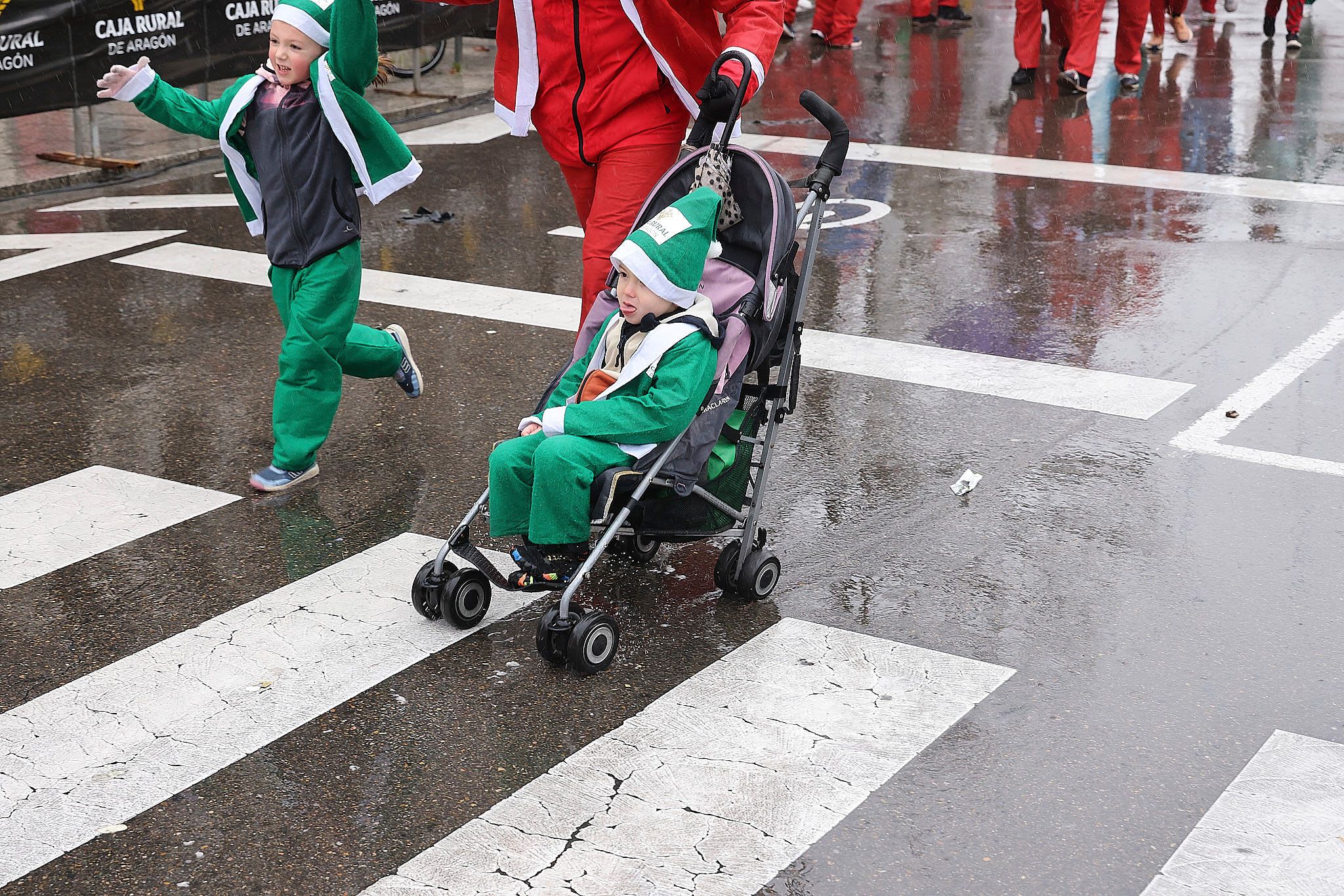Las mejores fotos de la Carrera de Papá Noel de Zaragoza 2025. Plaza España. 0627