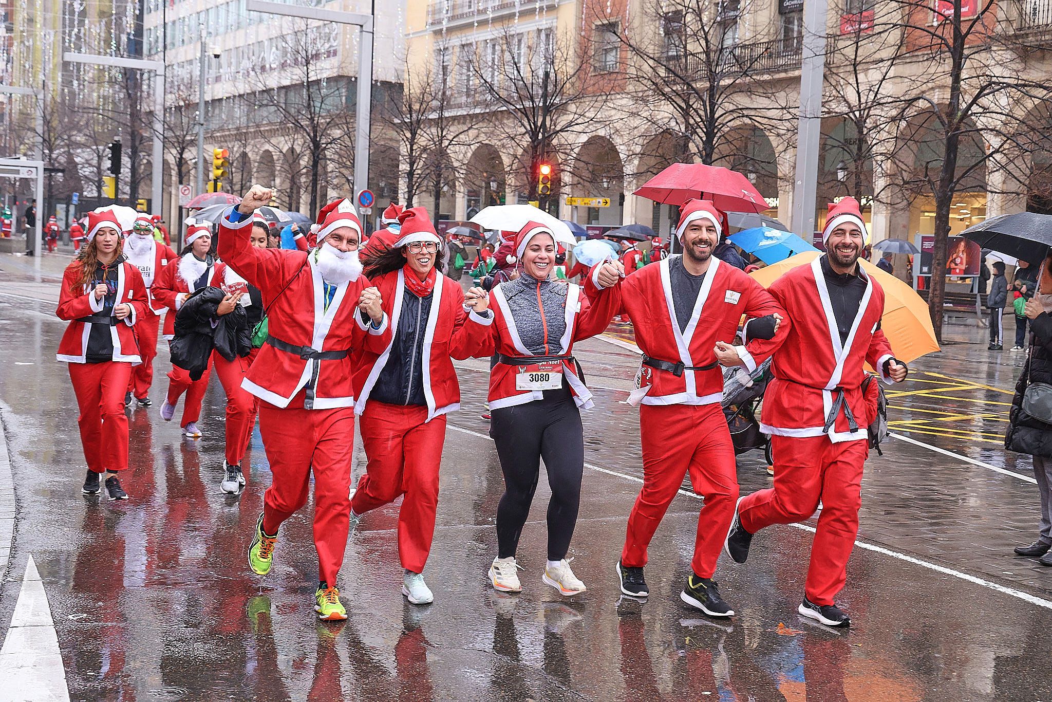Las mejores fotos de la Carrera de Papá Noel de Zaragoza 2025. Plaza España. 0473