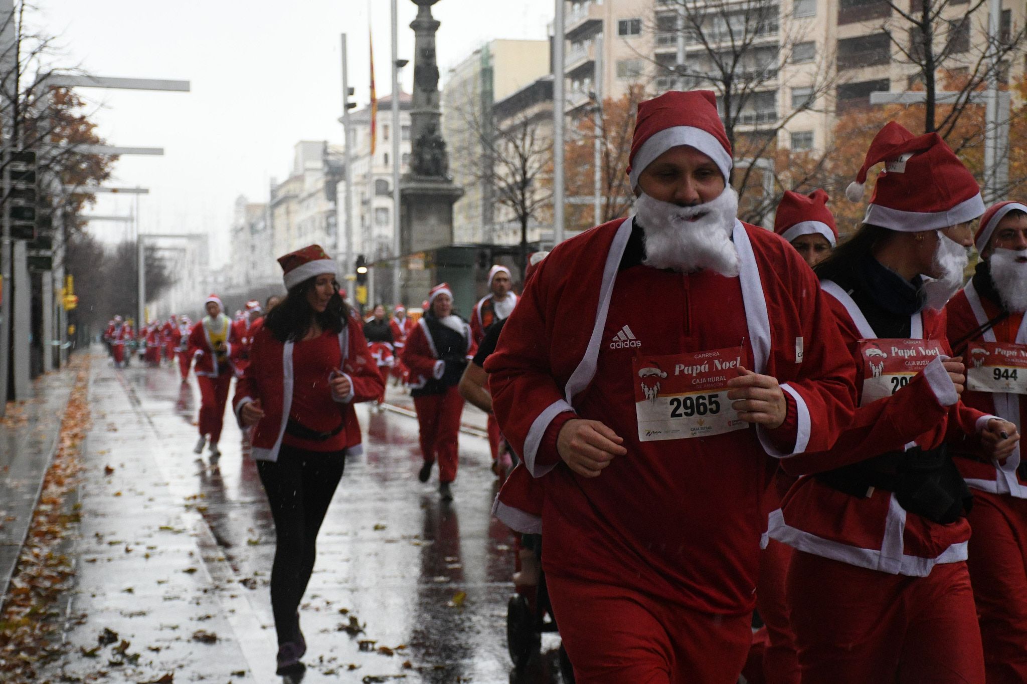 Las mejores fotos de la Carrera de Papá Noel de Zaragoza 2025. Independencia. 4413