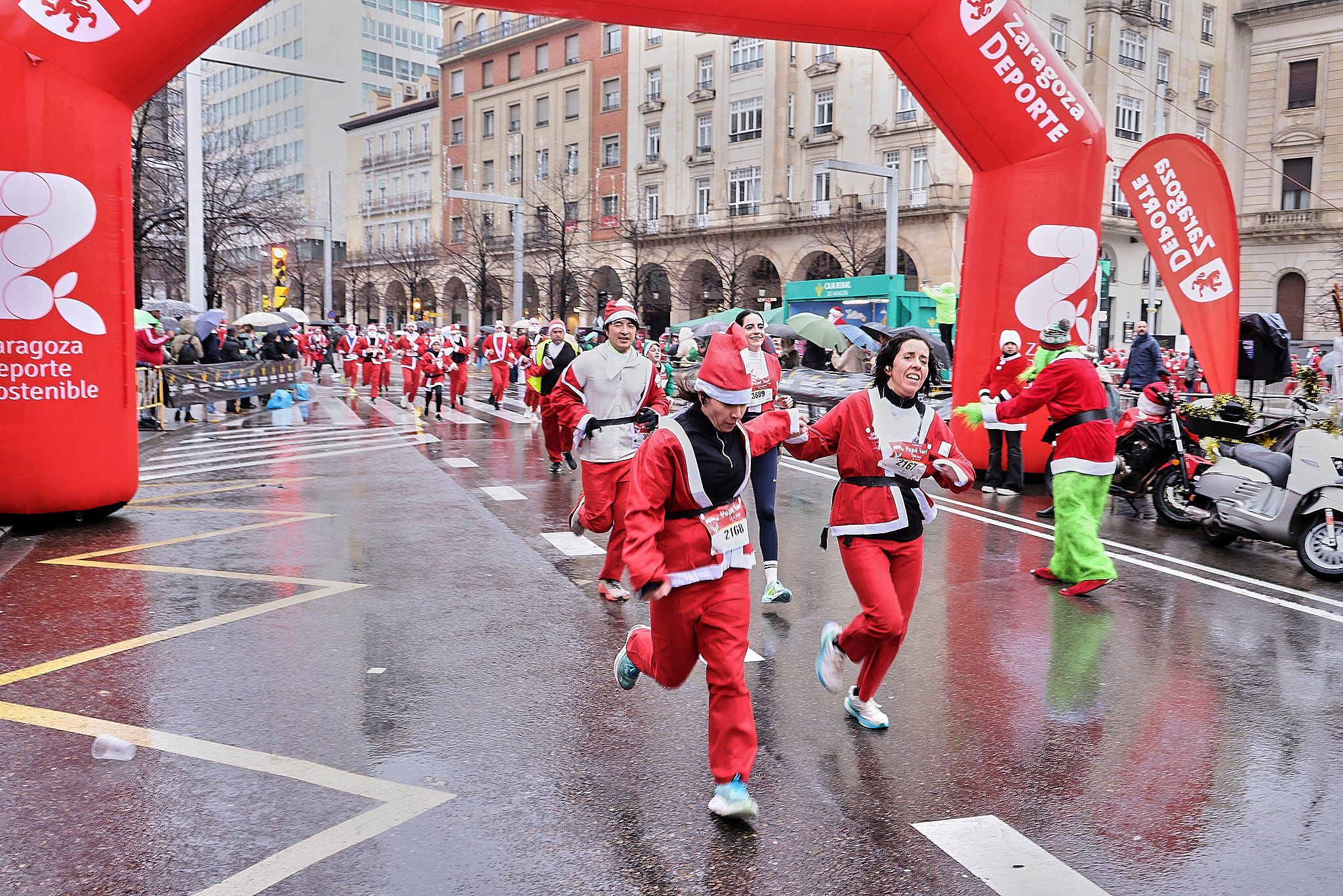 Las mejores fotos de la Carrera de Papá Noel de Zaragoza 2025. Plaza España. 0281