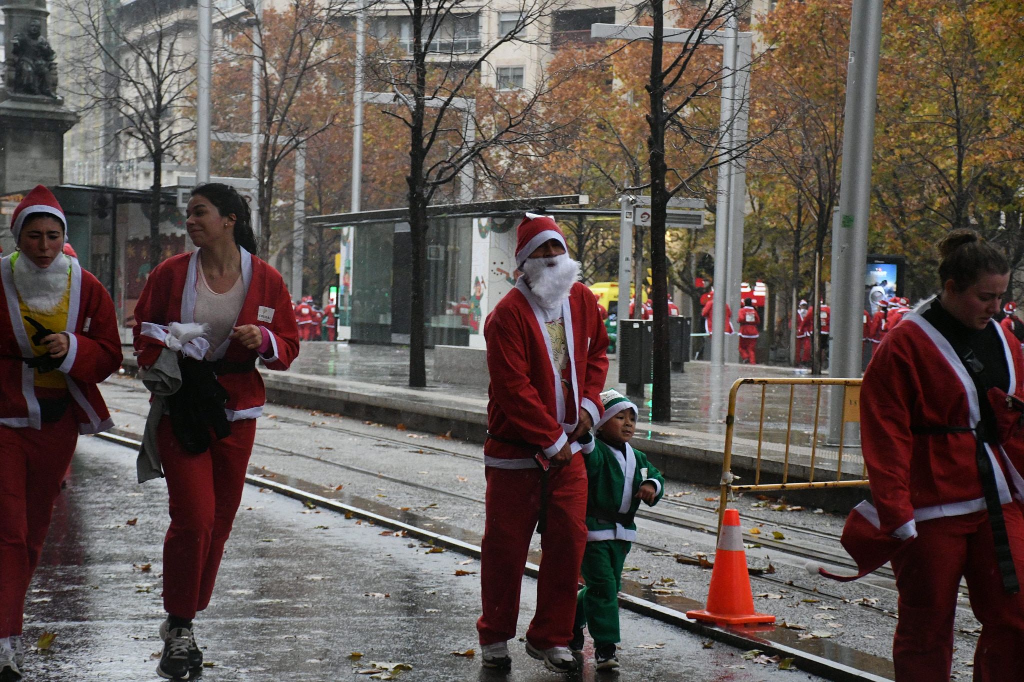 Las mejores fotos de la Carrera de Papá Noel de Zaragoza 2025. Independencia. 4416