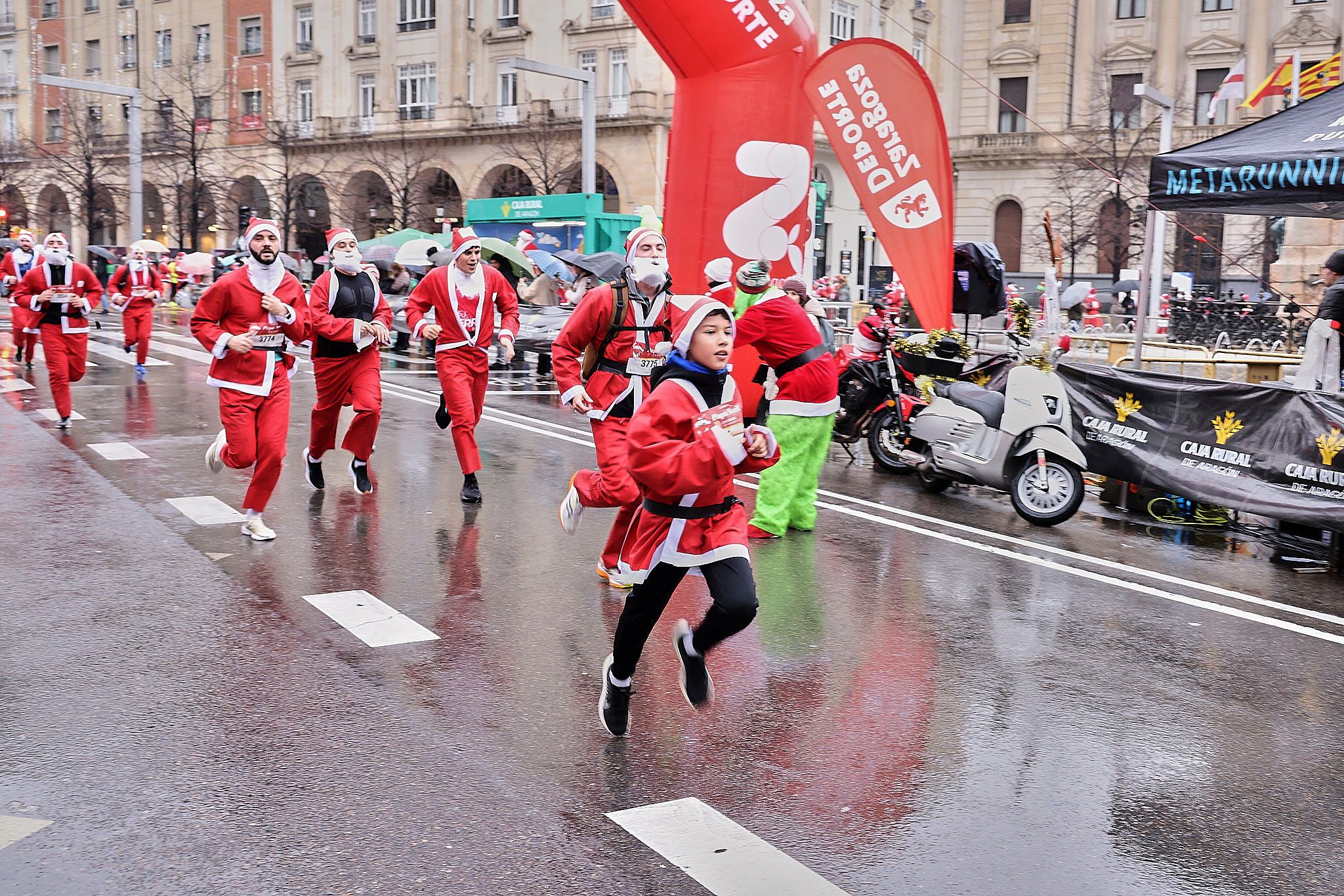 Las mejores fotos de la Carrera de Papá Noel de Zaragoza 2025. Plaza España. 0283