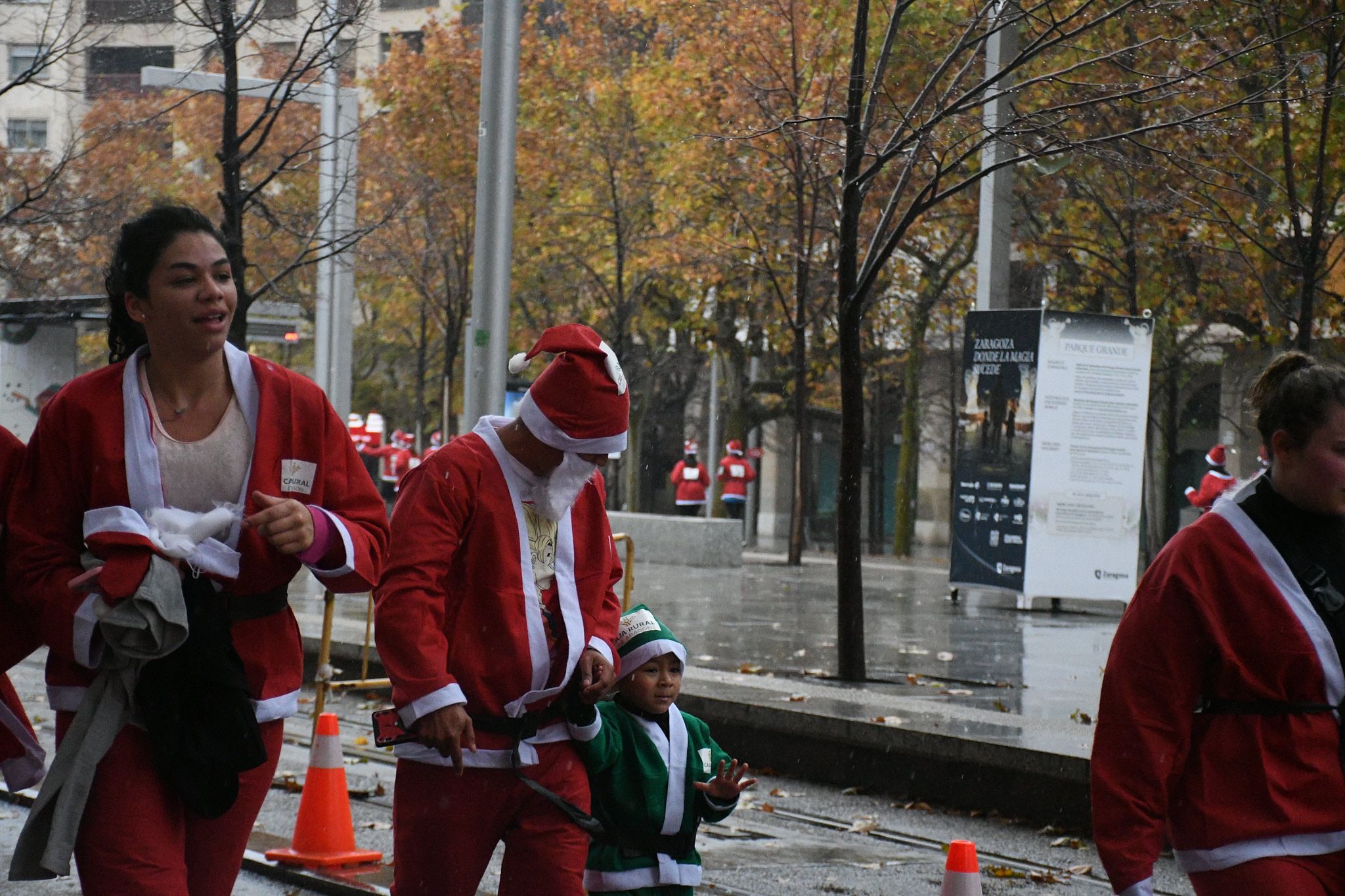 Las mejores fotos de la Carrera de Papá Noel de Zaragoza 2025. Independencia. 4417