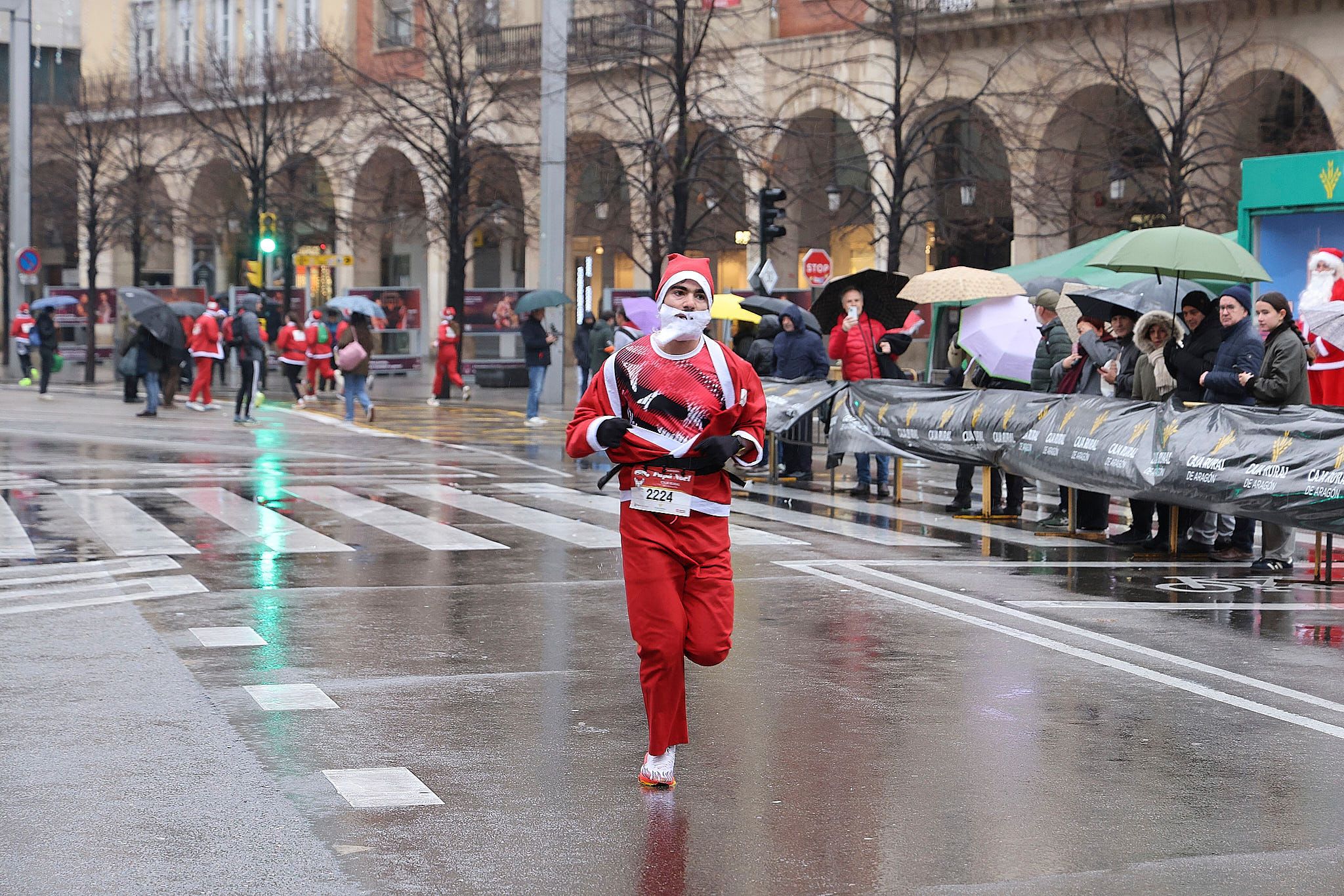 Las mejores fotos de la Carrera de Papá Noel de Zaragoza 2025. Plaza España. 0129