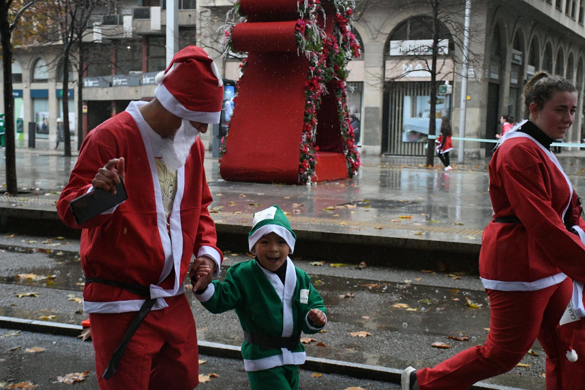 Las mejores fotos de la Carrera de Papá Noel de Zaragoza 2025. Independencia. 4420