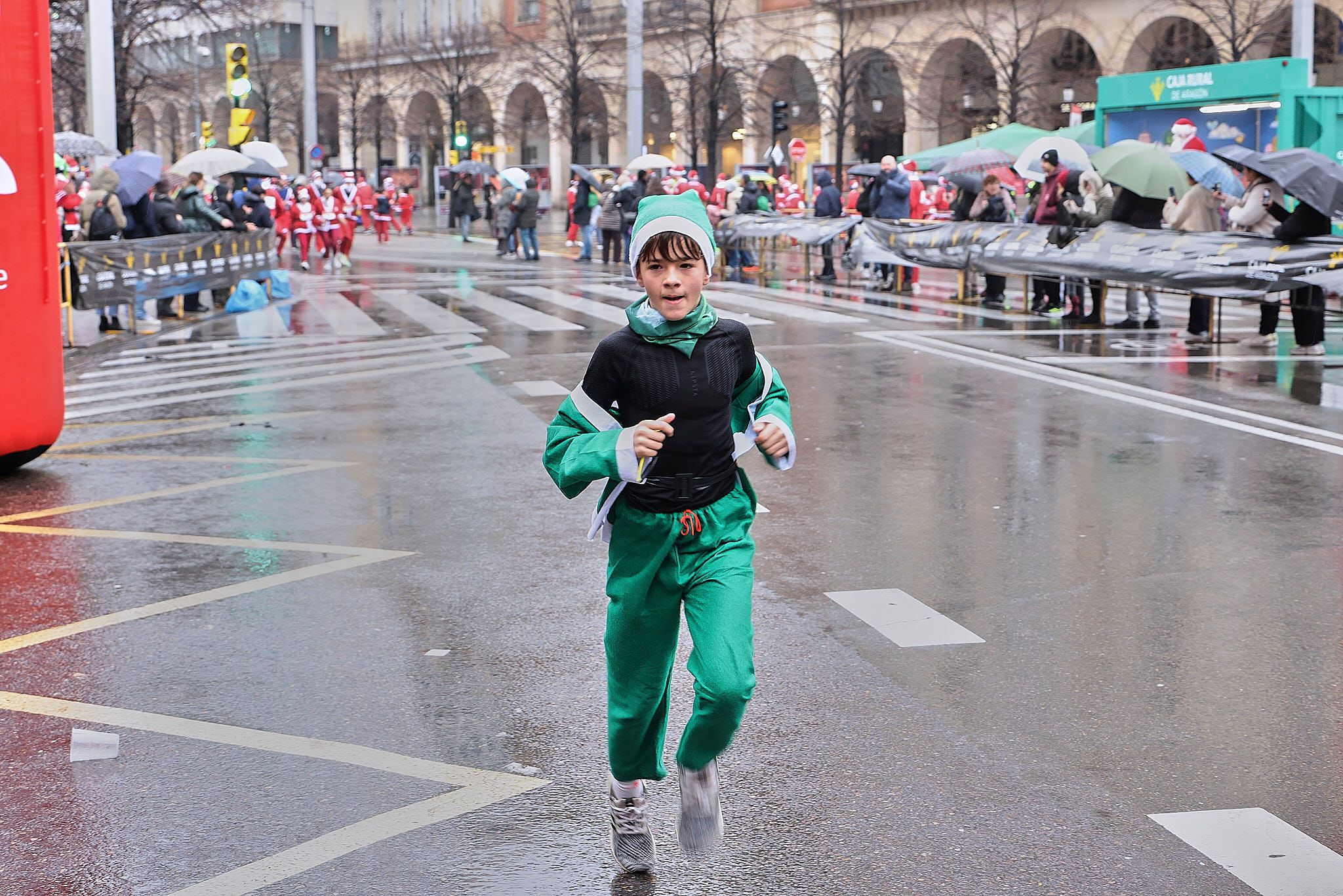 Las mejores fotos de la Carrera de Papá Noel de Zaragoza 2025. Plaza España. 0289