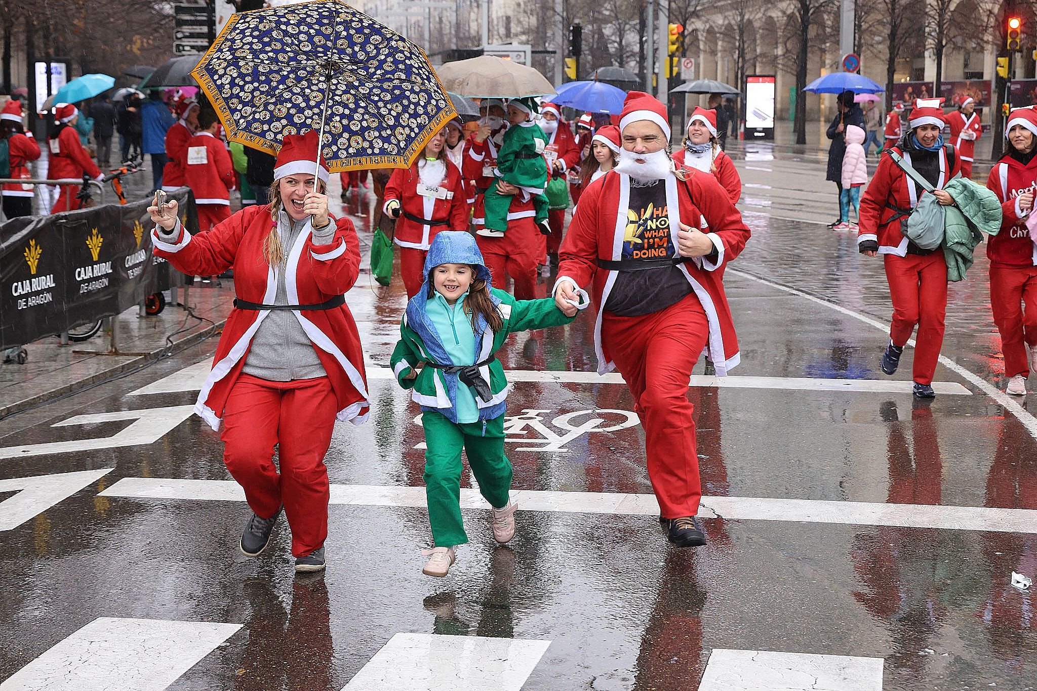 Las mejores fotos de la Carrera de Papá Noel de Zaragoza 2025. Plaza España. 0641