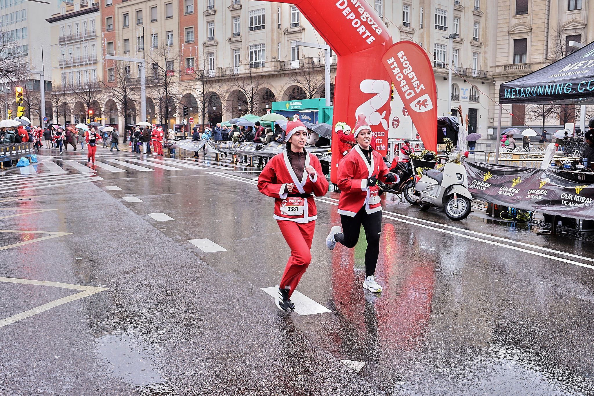 Las mejores fotos de la Carrera de Papá Noel de Zaragoza 2025. Plaza España. 0292