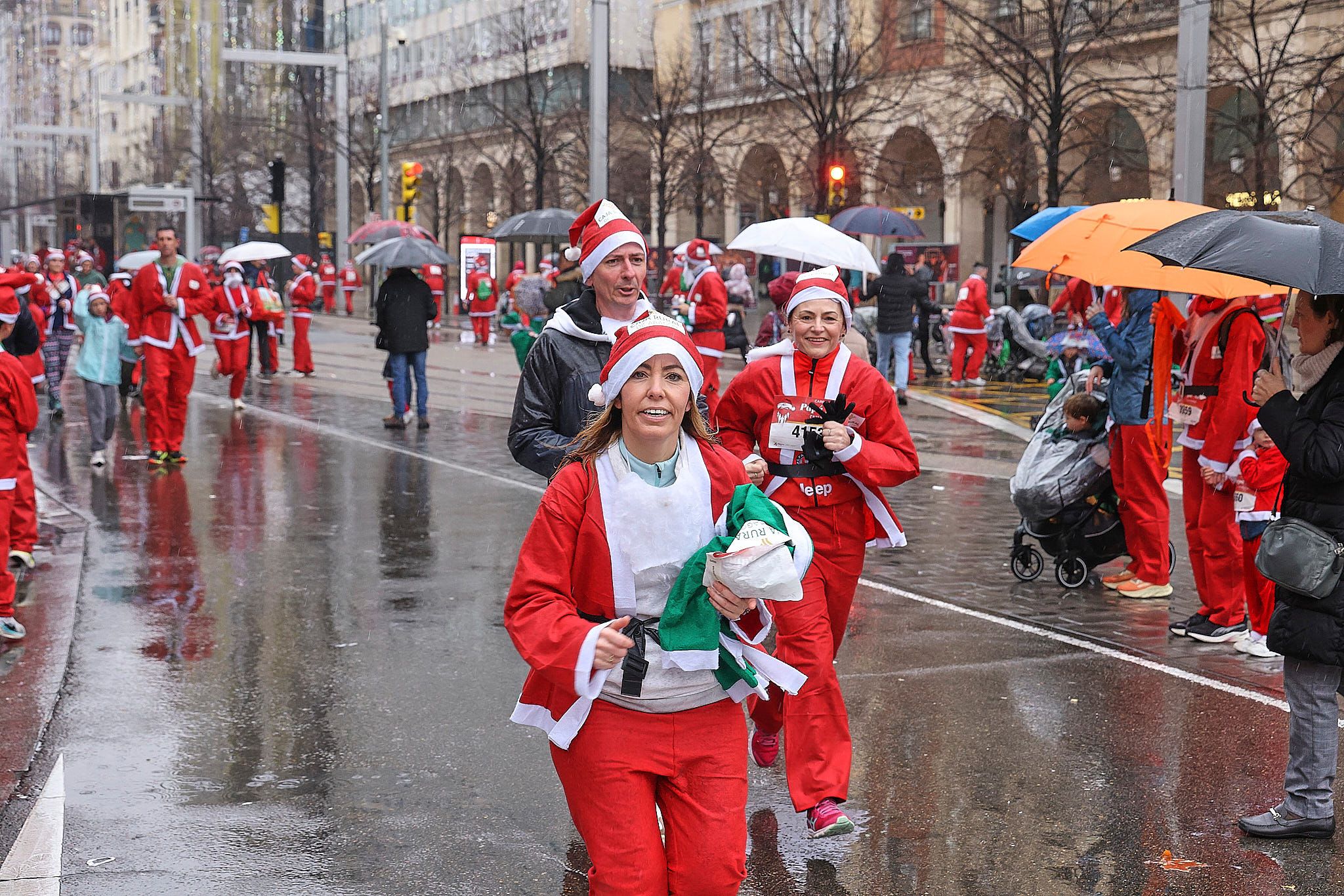 Las mejores fotos de la Carrera de Papá Noel de Zaragoza 2025. Plaza España. 0487