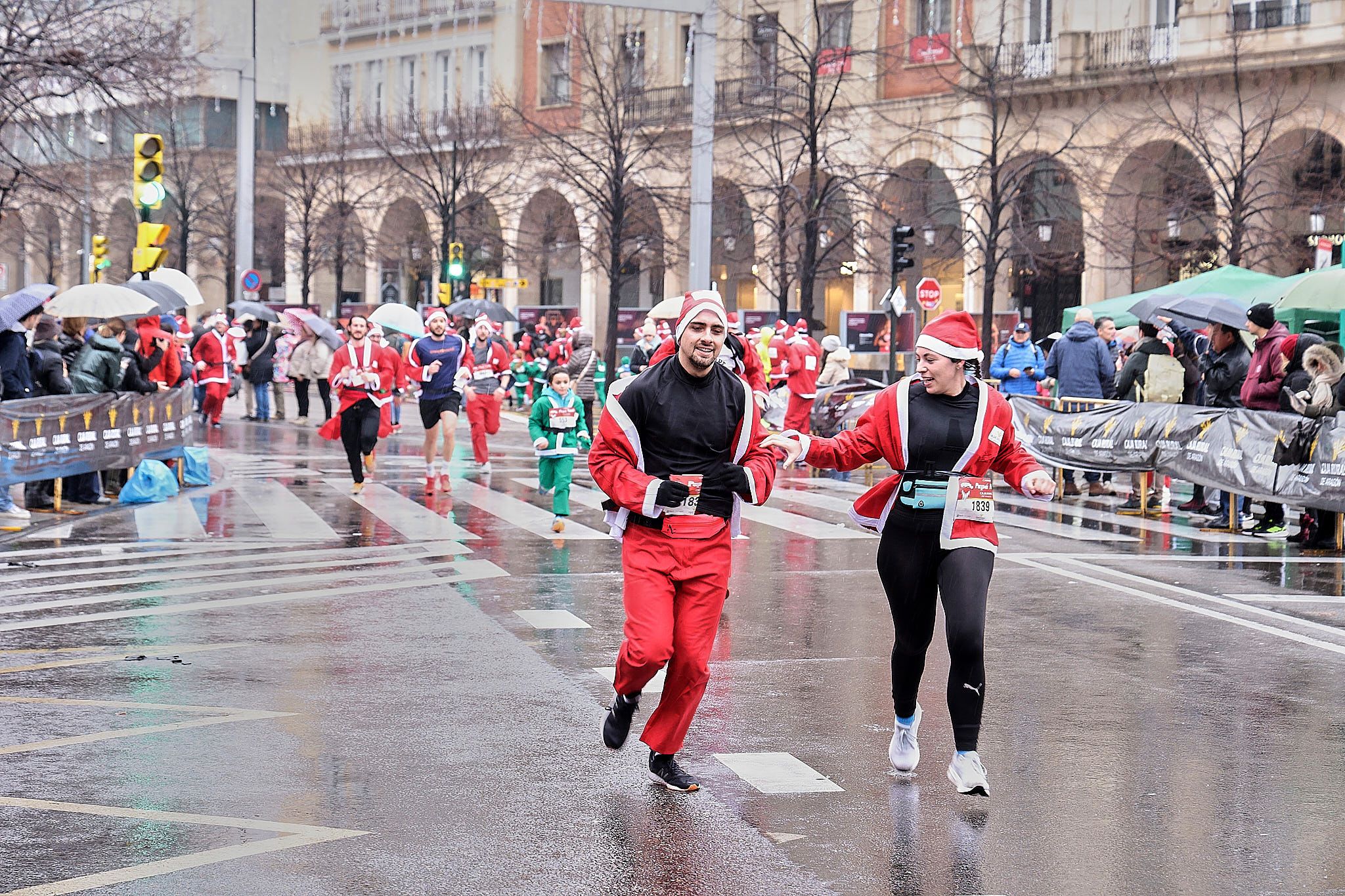 Las mejores fotos de la Carrera de Papá Noel de Zaragoza 2025. Plaza España. 0295