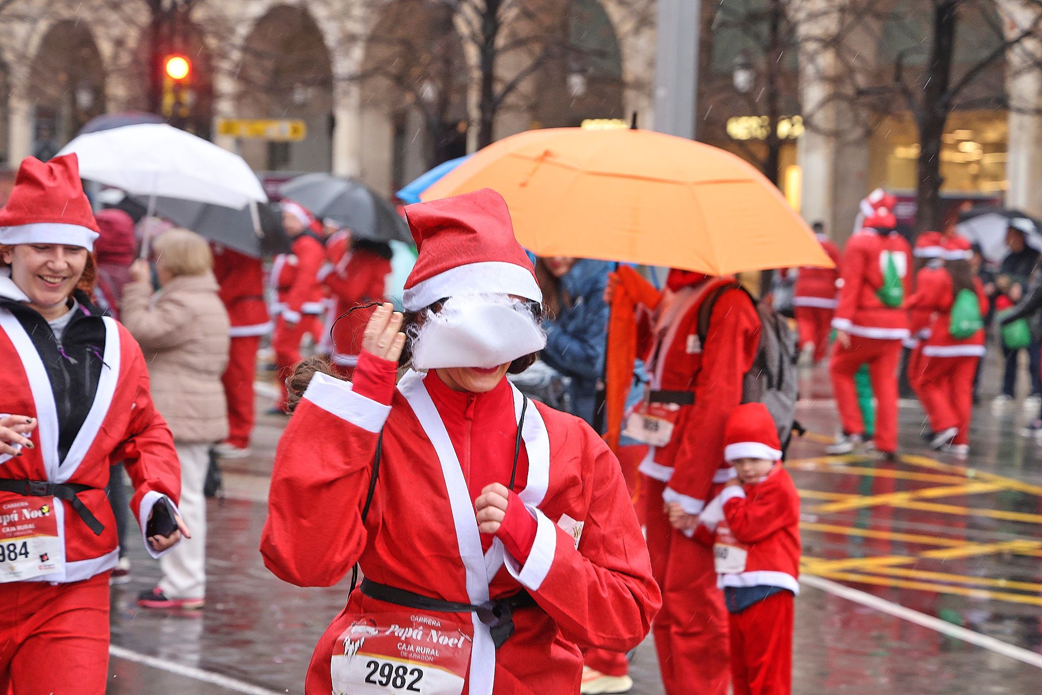 Las mejores fotos de la Carrera de Papá Noel de Zaragoza 2025. Plaza España. 0489