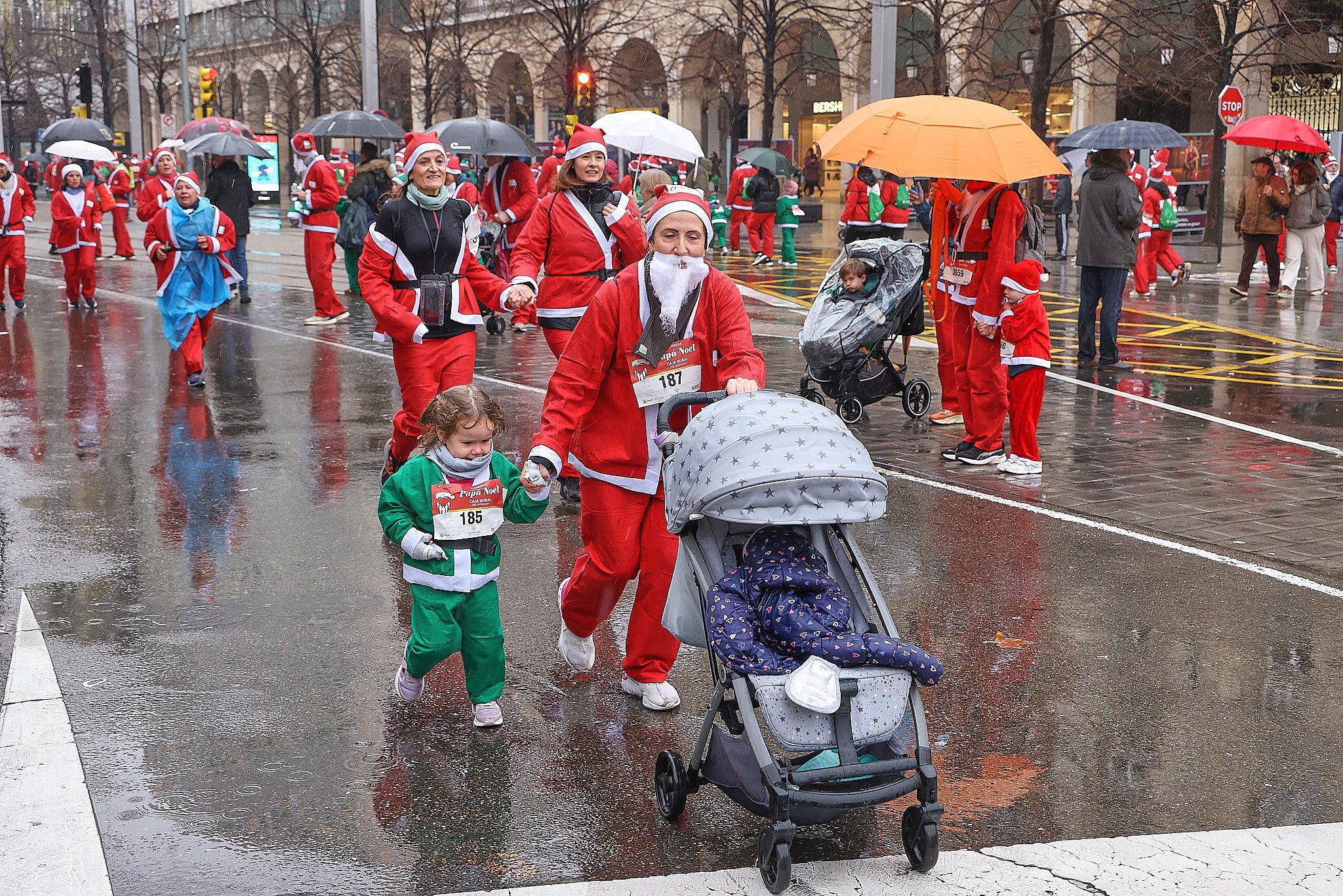 Las mejores fotos de la Carrera de Papá Noel de Zaragoza 2025. Plaza España. 0490