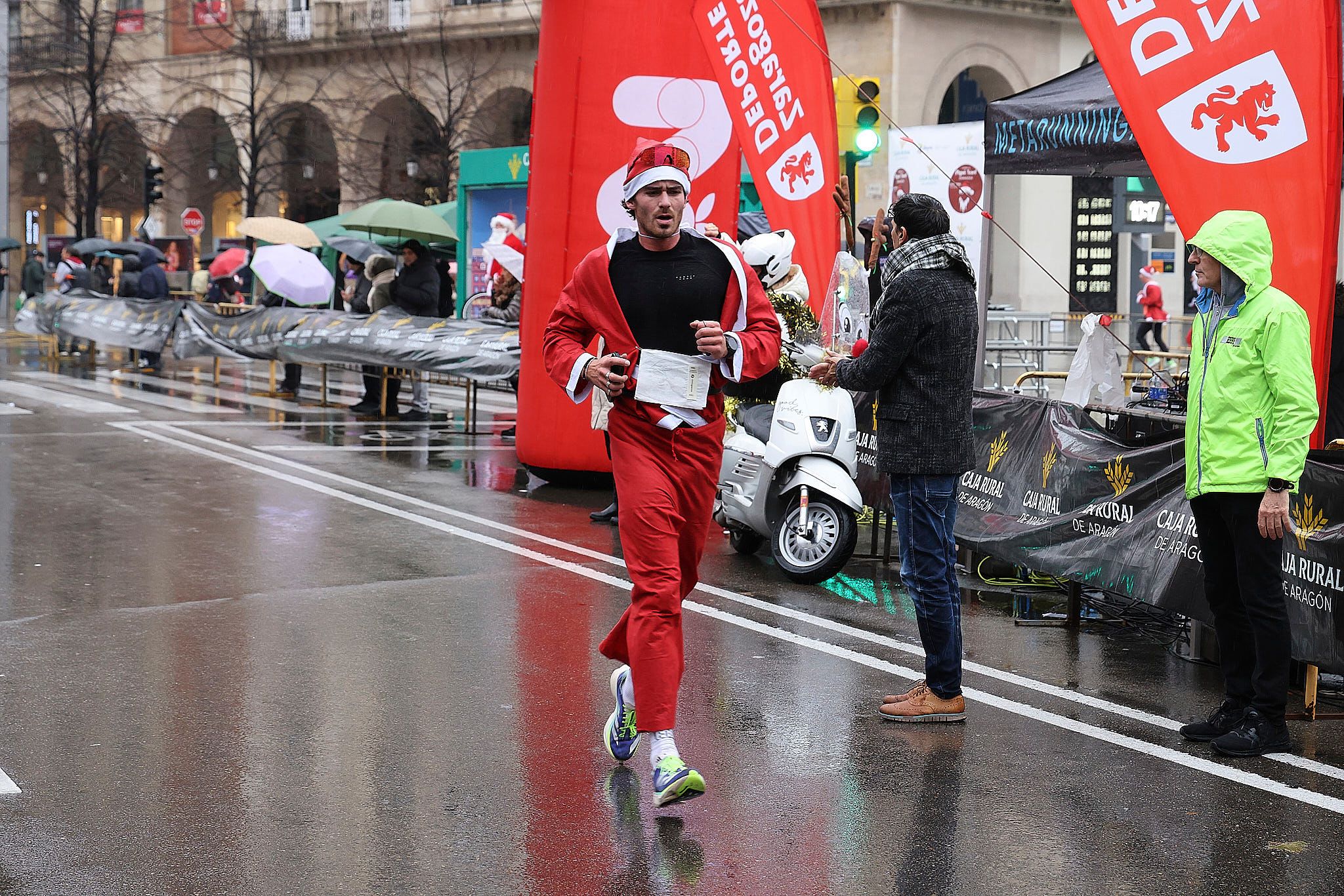 Las mejores fotos de la Carrera de Papá Noel de Zaragoza 2025. Plaza España. 0142