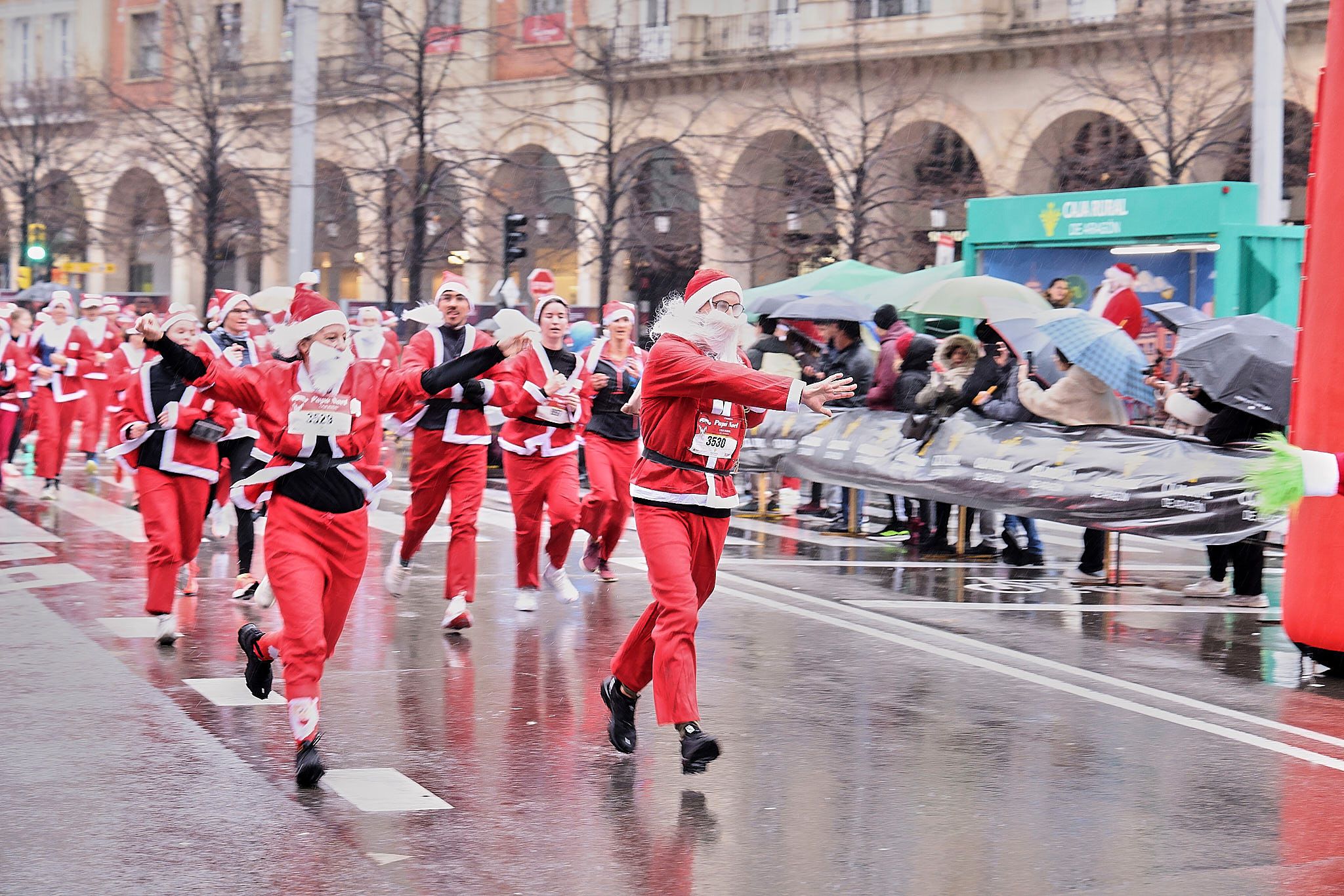 Las mejores fotos de la Carrera de Papá Noel de Zaragoza 2025. Plaza España. 0299