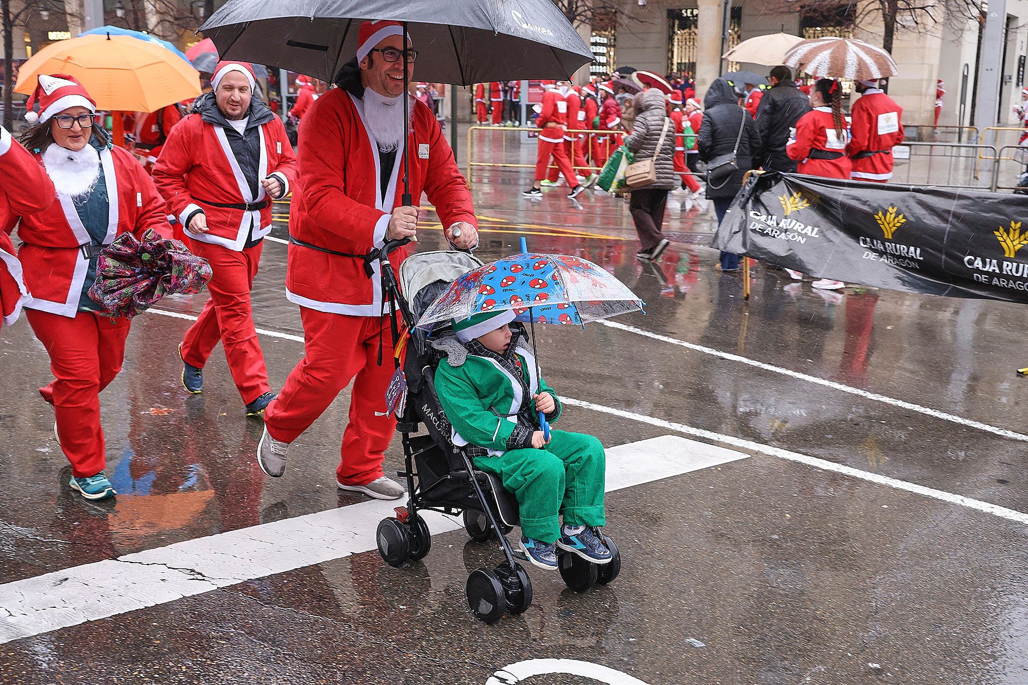 Las mejores fotos de la Carrera de Papá Noel de Zaragoza 2025. Plaza España. 0492