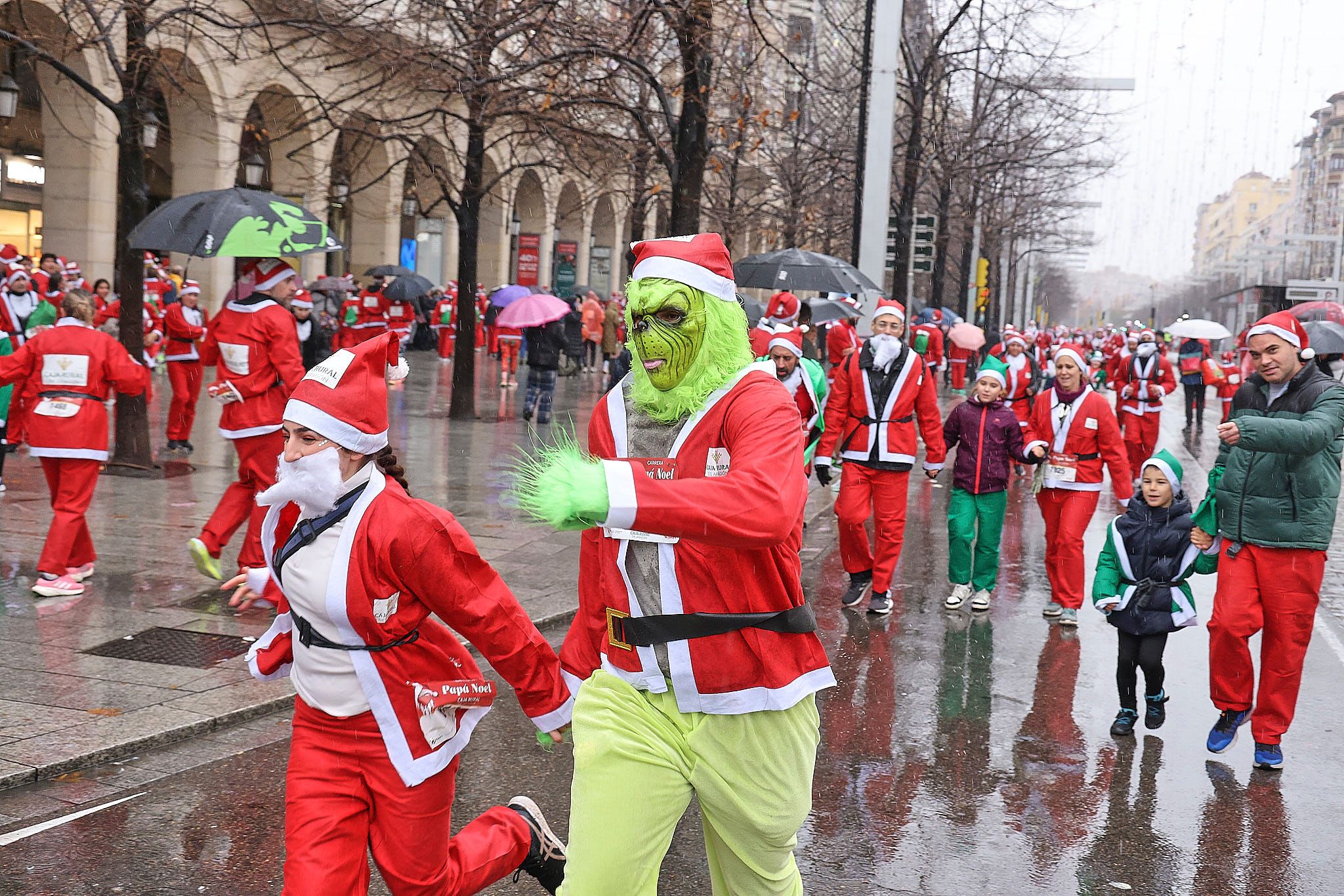 Las mejores fotos de la Carrera de Papá Noel de Zaragoza 2025. Plaza España. 0493