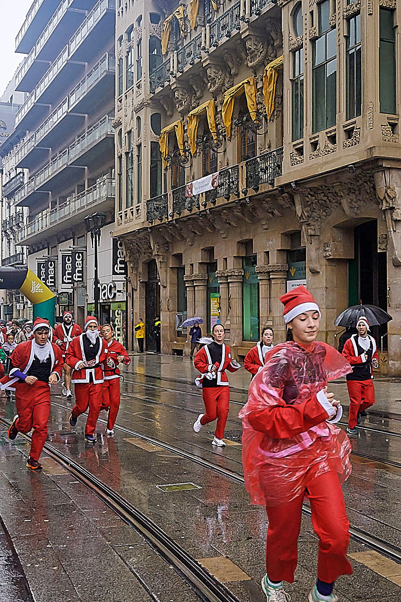 Las mejores fotos de la Carrera de Papá Noel de Zaragoza 2025. Coso. 8025