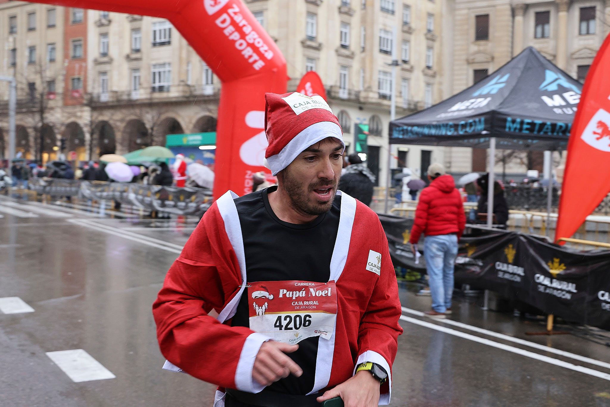 Las mejores fotos de la Carrera de Papá Noel de Zaragoza 2025. Plaza España. 0149