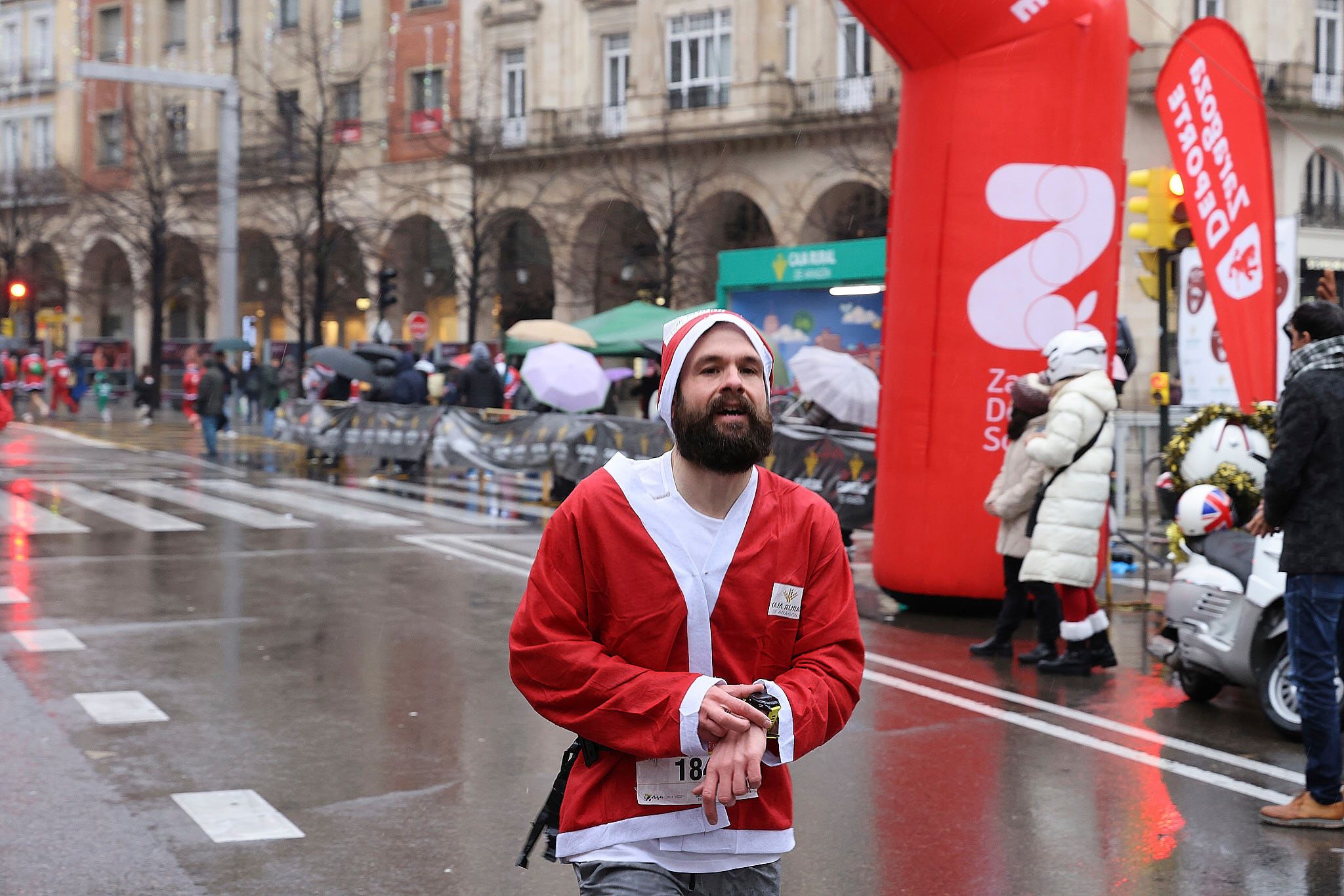 Las mejores fotos de la Carrera de Papá Noel de Zaragoza 2025. Plaza España. 0151
