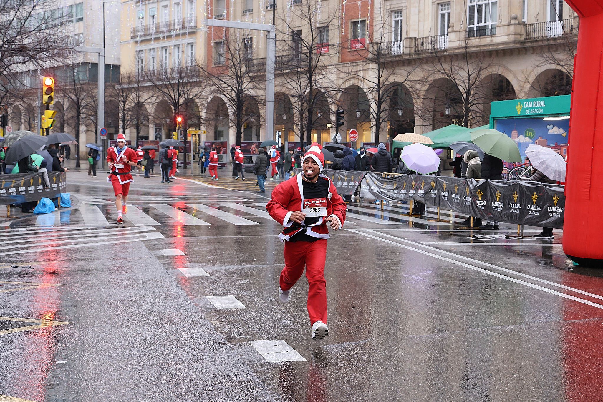 Las mejores fotos de la Carrera de Papá Noel de Zaragoza 2025. Plaza España. 0152