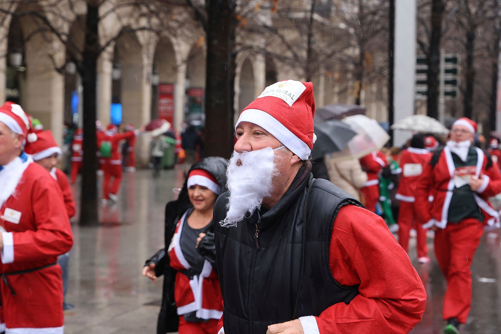 Las mejores fotos de la Carrera de Papá Noel de Zaragoza 2025. Plaza España. 0502