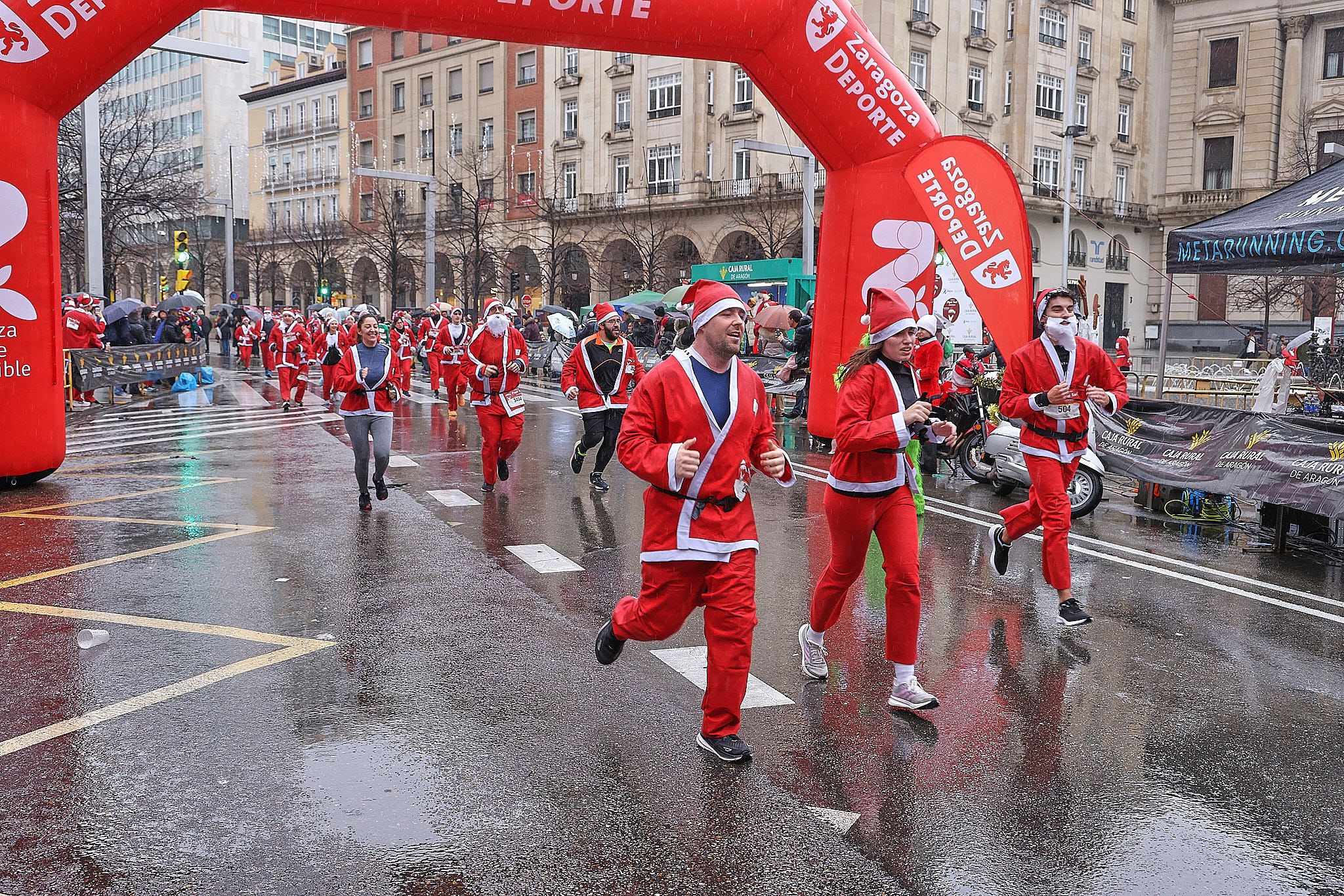 Las mejores fotos de la Carrera de Papá Noel de Zaragoza 2025. Plaza España. 0311