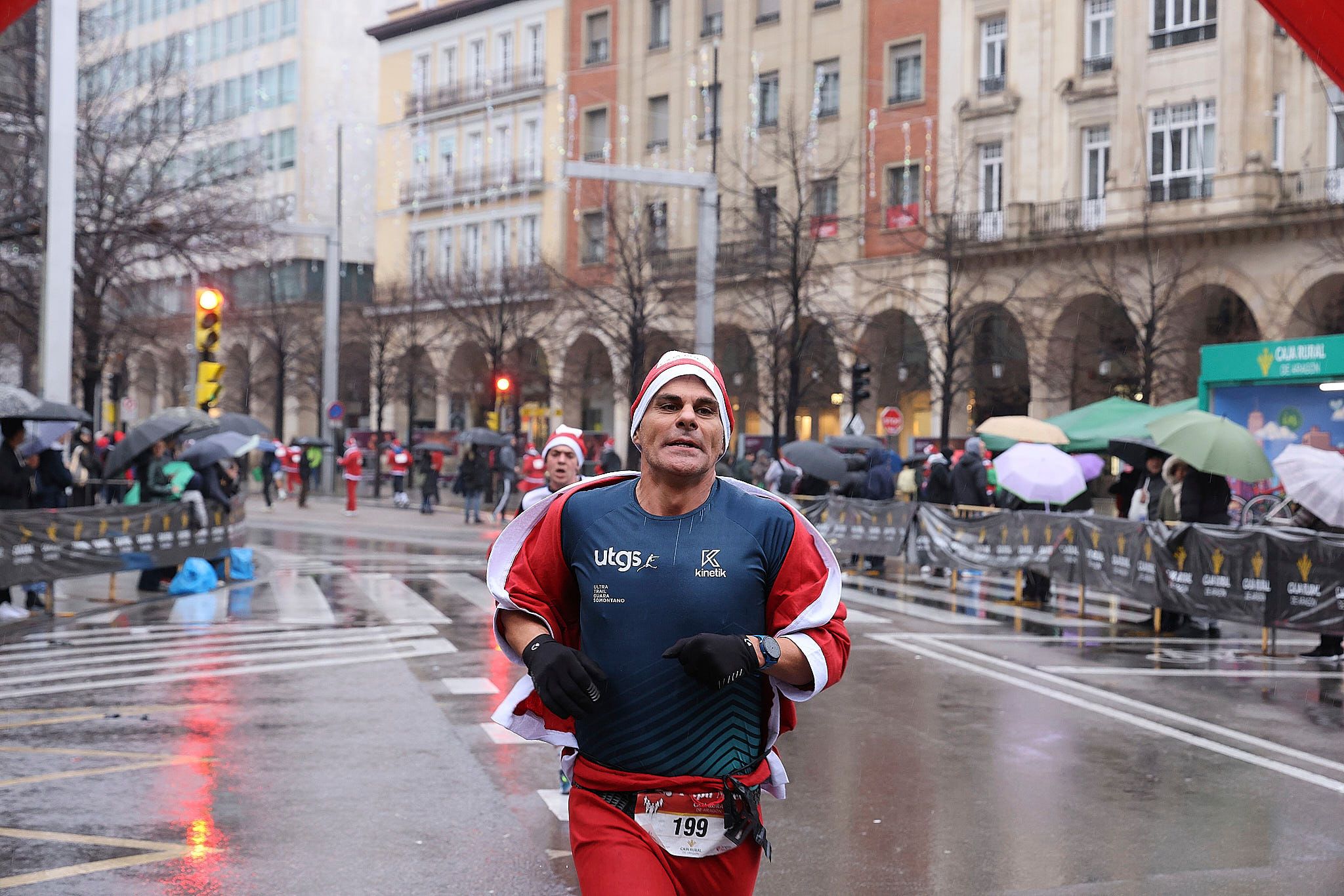 Las mejores fotos de la Carrera de Papá Noel de Zaragoza 2025. Plaza España. 0157