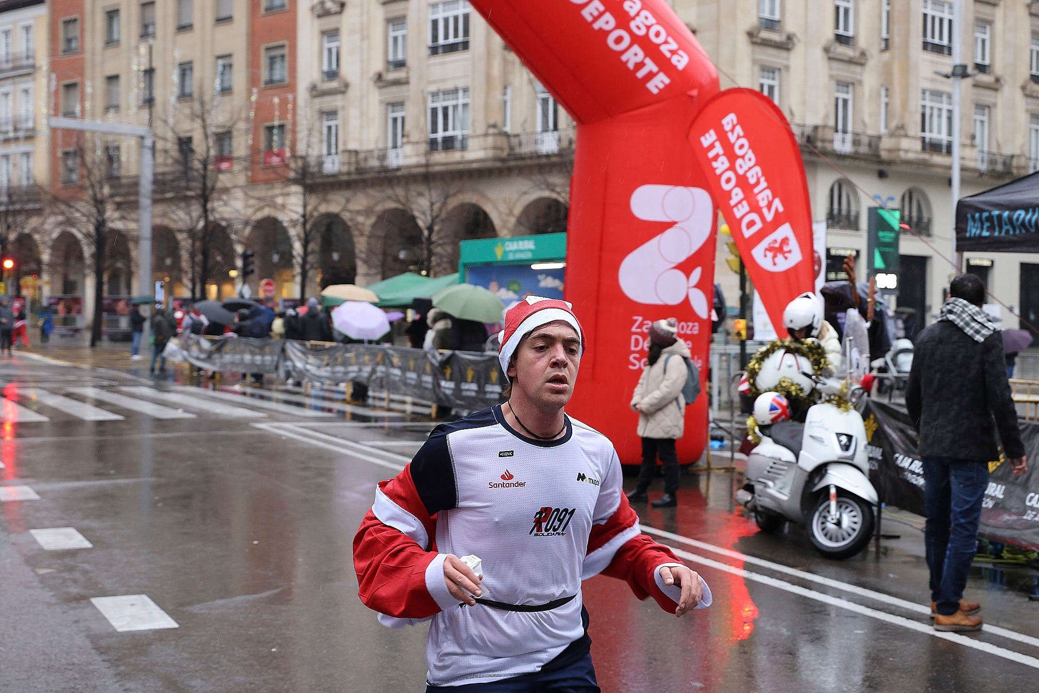 Las mejores fotos de la Carrera de Papá Noel de Zaragoza 2025. Plaza España. 0158