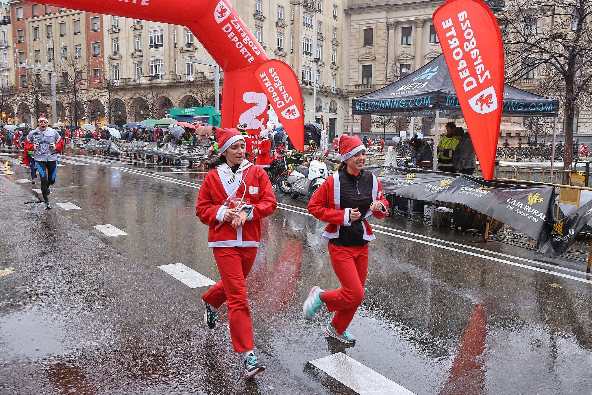 Las mejores fotos de la Carrera de Papá Noel de Zaragoza 2025. Plaza España. 0315