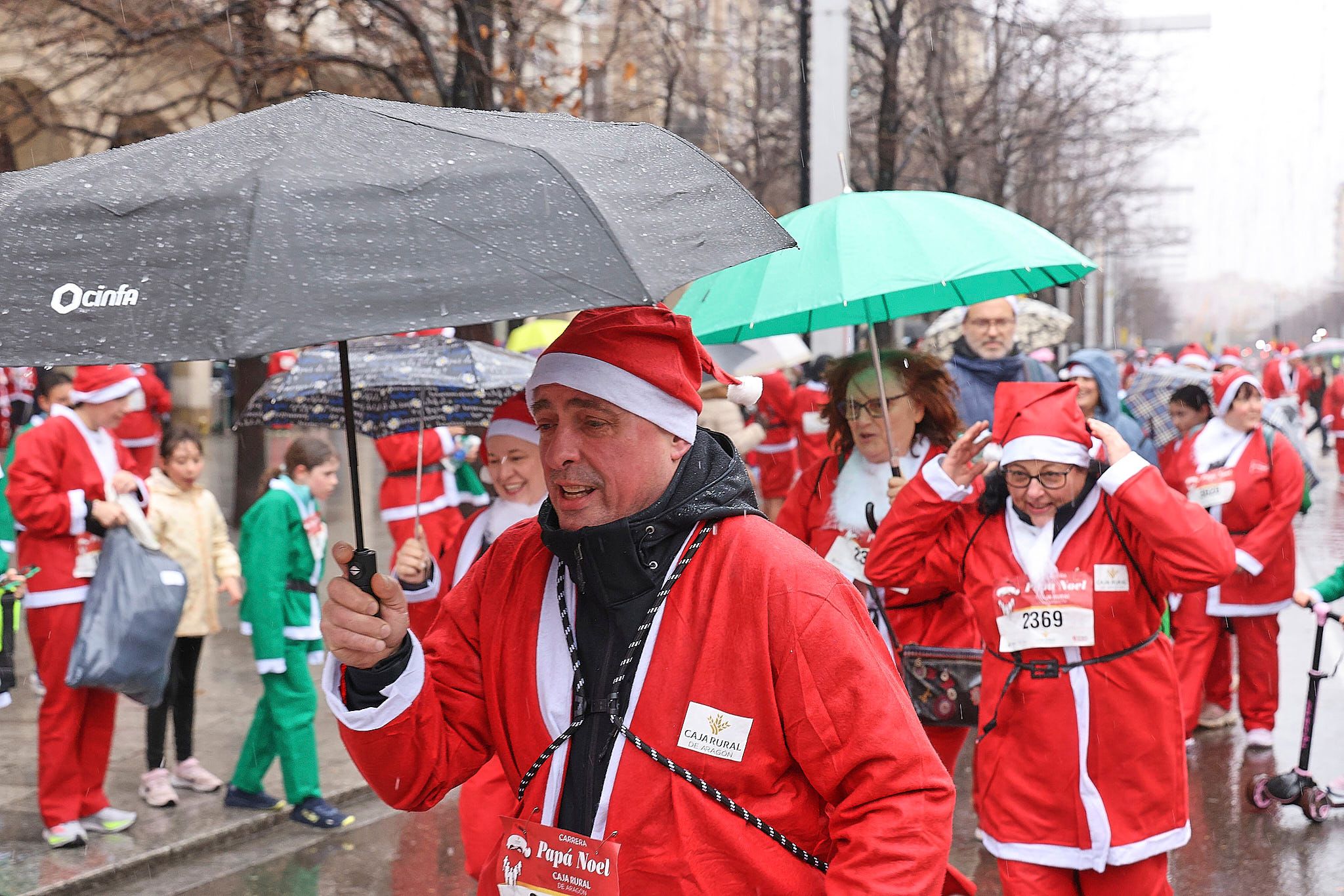 Las mejores fotos de la Carrera de Papá Noel de Zaragoza 2025. Plaza España. 0508