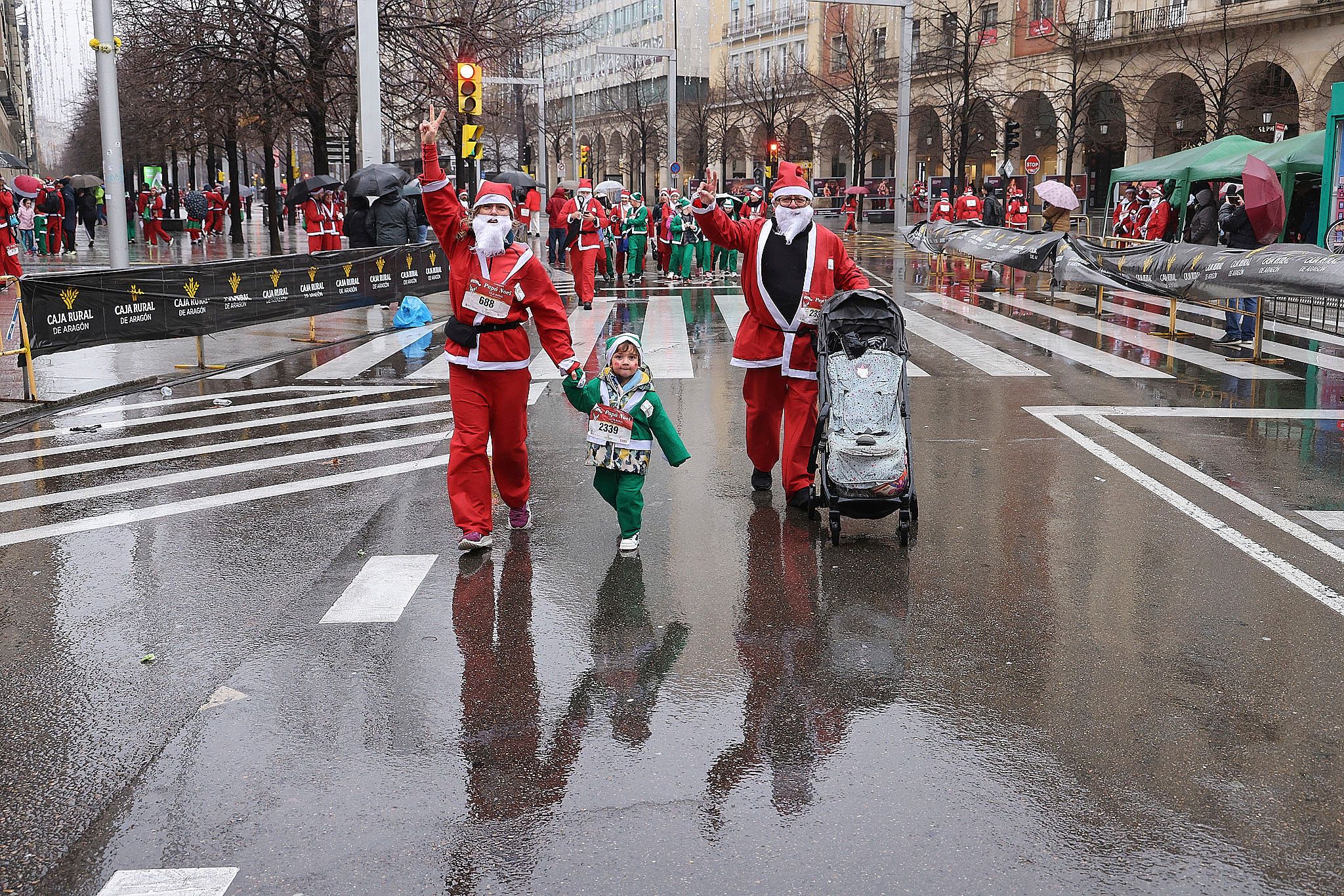 Las mejores fotos de la Carrera de Papá Noel de Zaragoza 2025. Plaza España. 0665