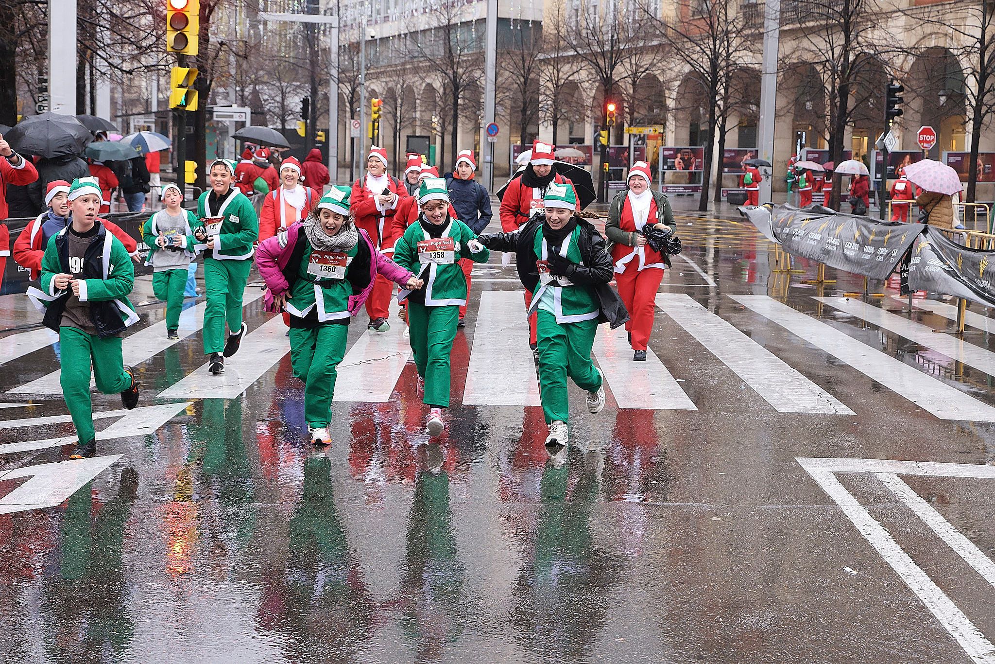Las mejores fotos de la Carrera de Papá Noel de Zaragoza 2025. Plaza España. 0667
