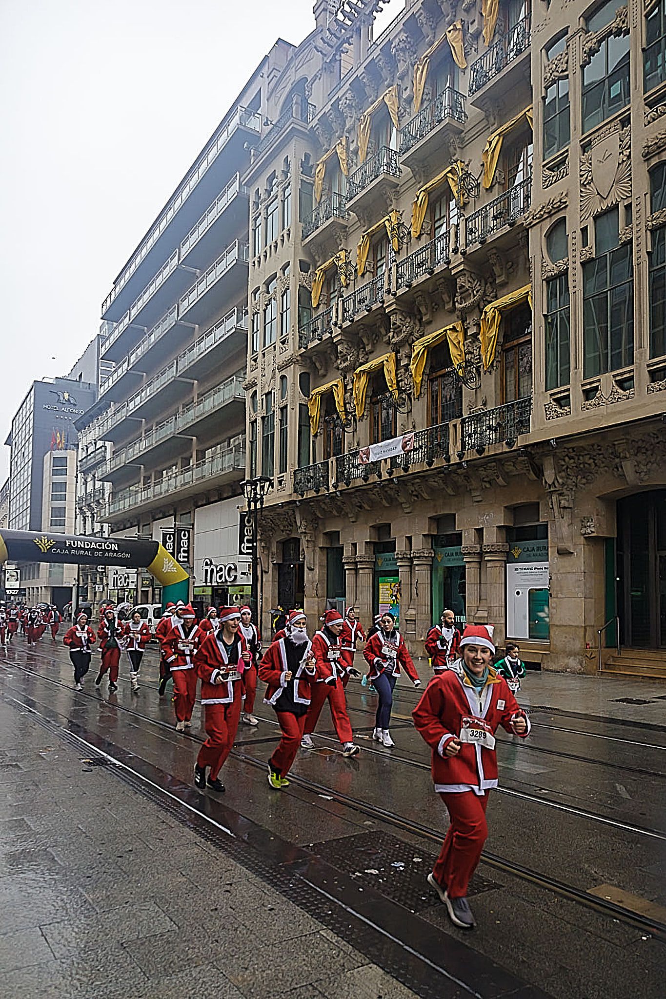 Las mejores fotos de la Carrera de Papá Noel de Zaragoza 2025. Coso. 8154