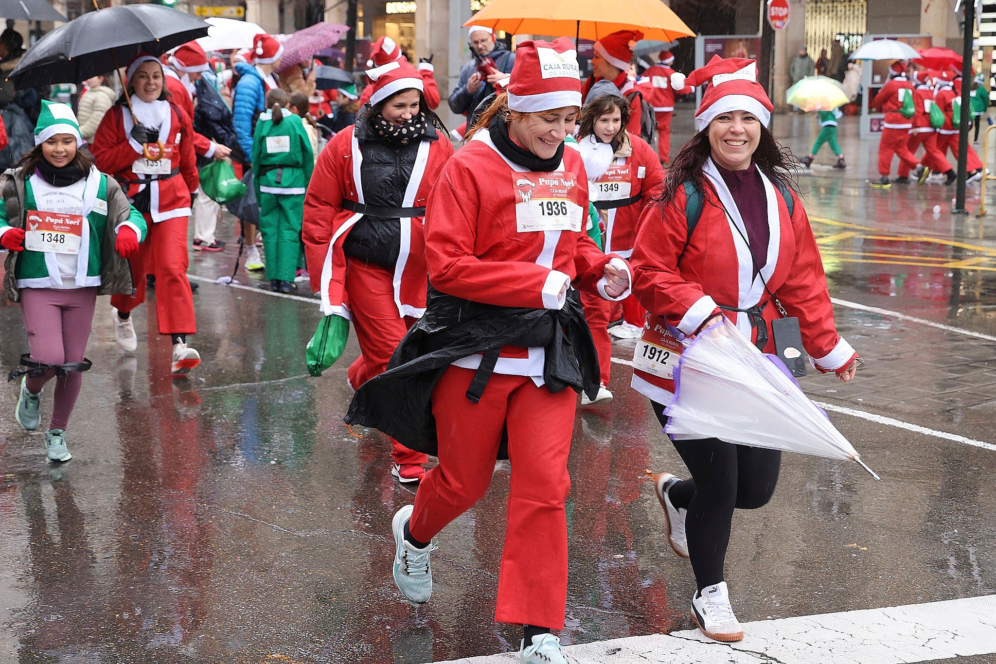 Las mejores fotos de la Carrera de Papá Noel de Zaragoza 2025. Plaza España. 0518