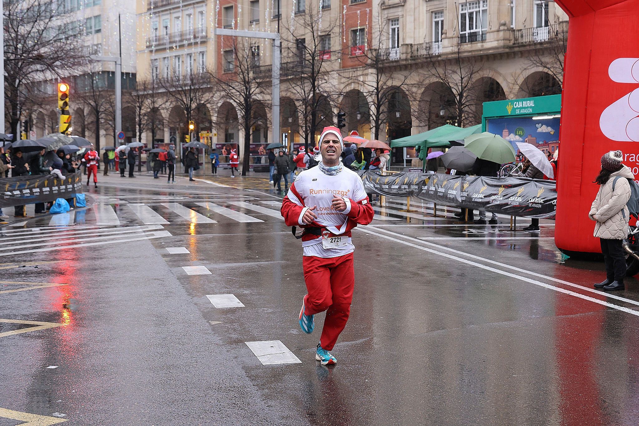 Las mejores fotos de la Carrera de Papá Noel de Zaragoza 2025. Plaza España. 0172