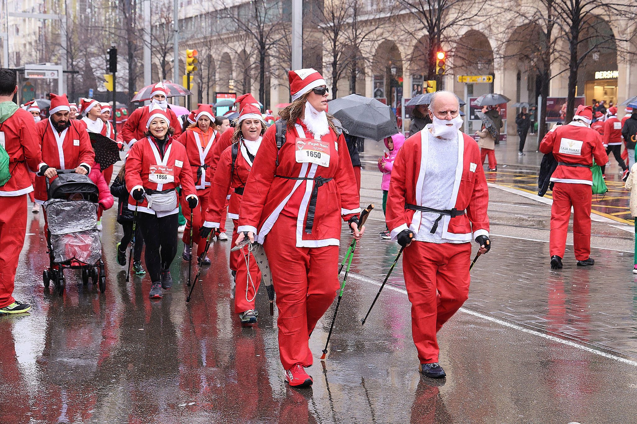 Las mejores fotos de la Carrera de Papá Noel de Zaragoza 2025. Plaza España. 0523