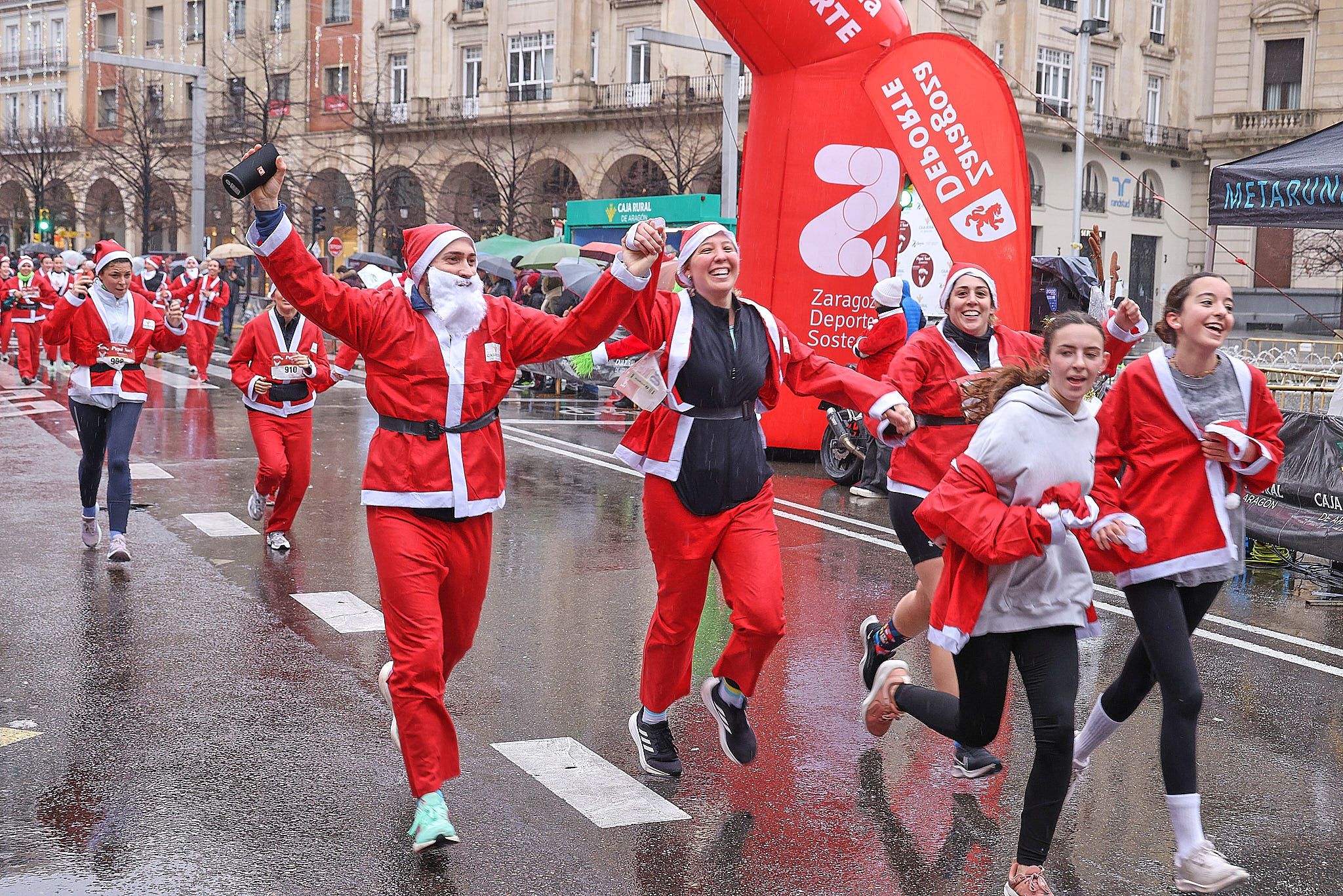 Las mejores fotos de la Carrera de Papá Noel de Zaragoza 2025. Plaza España. 0335