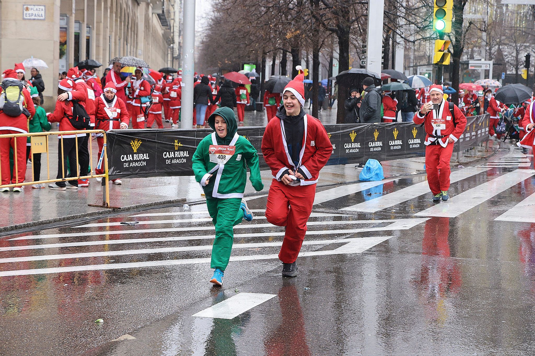 Las mejores fotos de la Carrera de Papá Noel de Zaragoza 2025. Plaza España. 0684