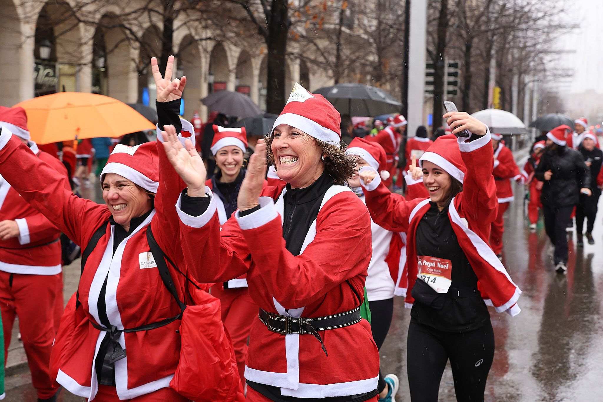 Las mejores fotos de la Carrera de Papá Noel de Zaragoza 2025.