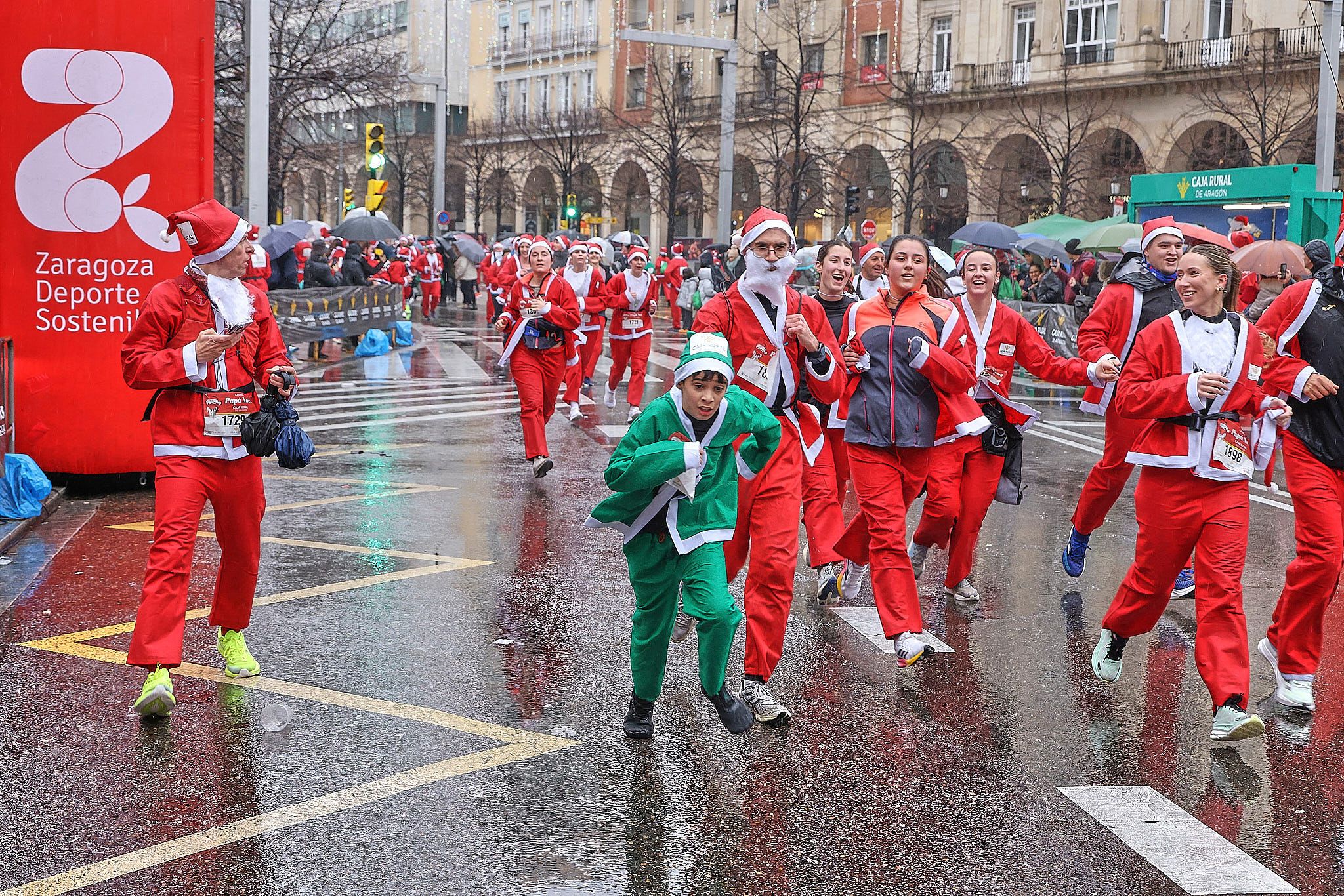 Las mejores fotos de la Carrera de Papá Noel de Zaragoza 2025. Plaza España. 0337