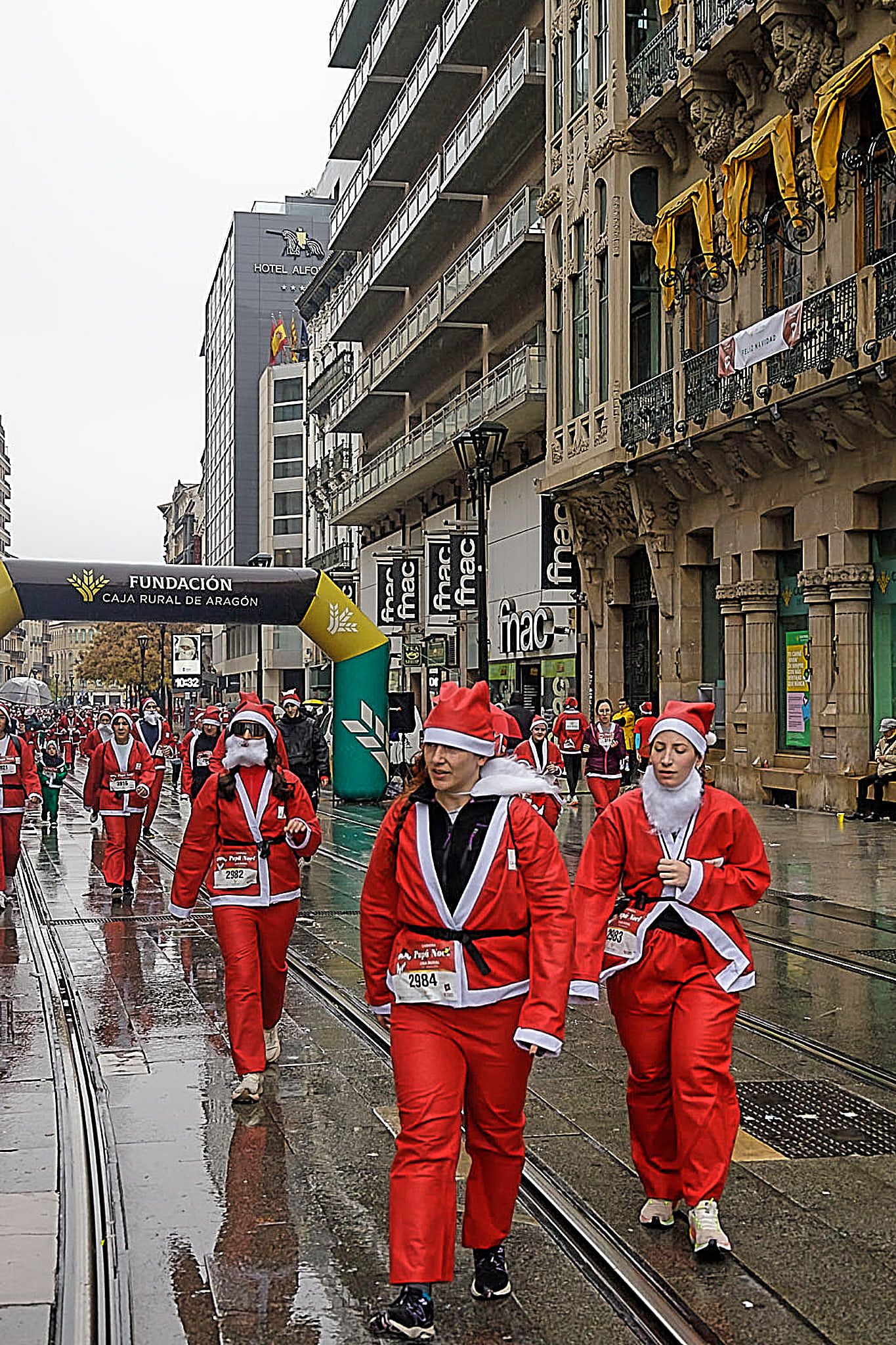 Las mejores fotos de la Carrera de Papá Noel de Zaragoza 2025. Coso. 8230