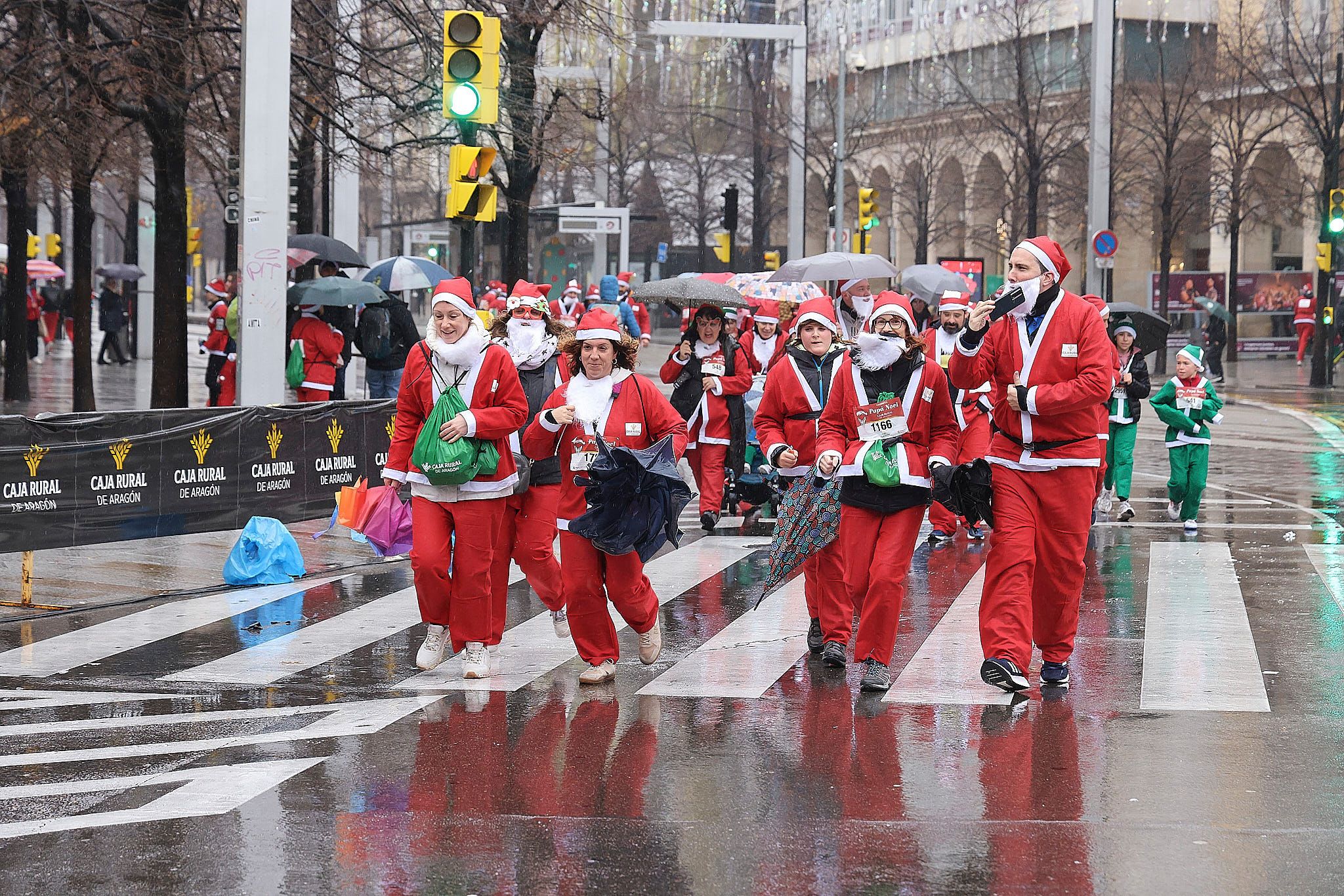 Las mejores fotos de la Carrera de Papá Noel de Zaragoza 2025. Plaza España. 0688